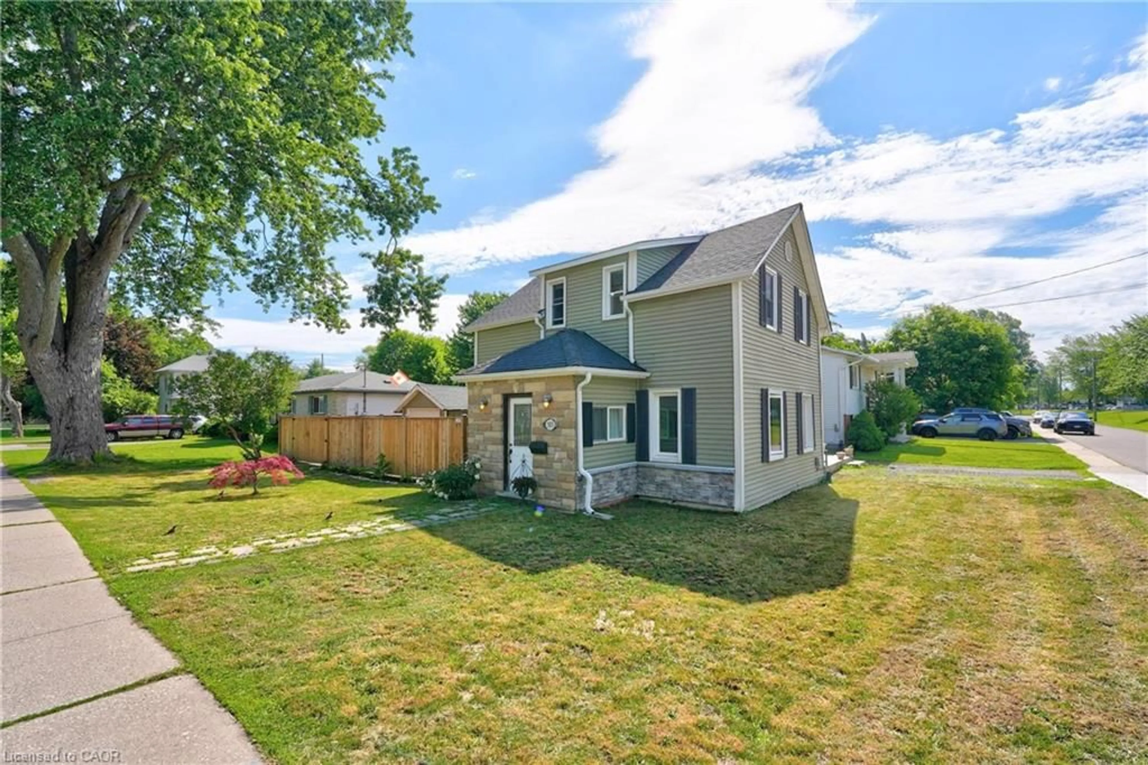 A pic from outside/outdoor area/front of a property/back of a property/a pic from drone, street for 503 John St, Dunnville Ontario N1A 2R3