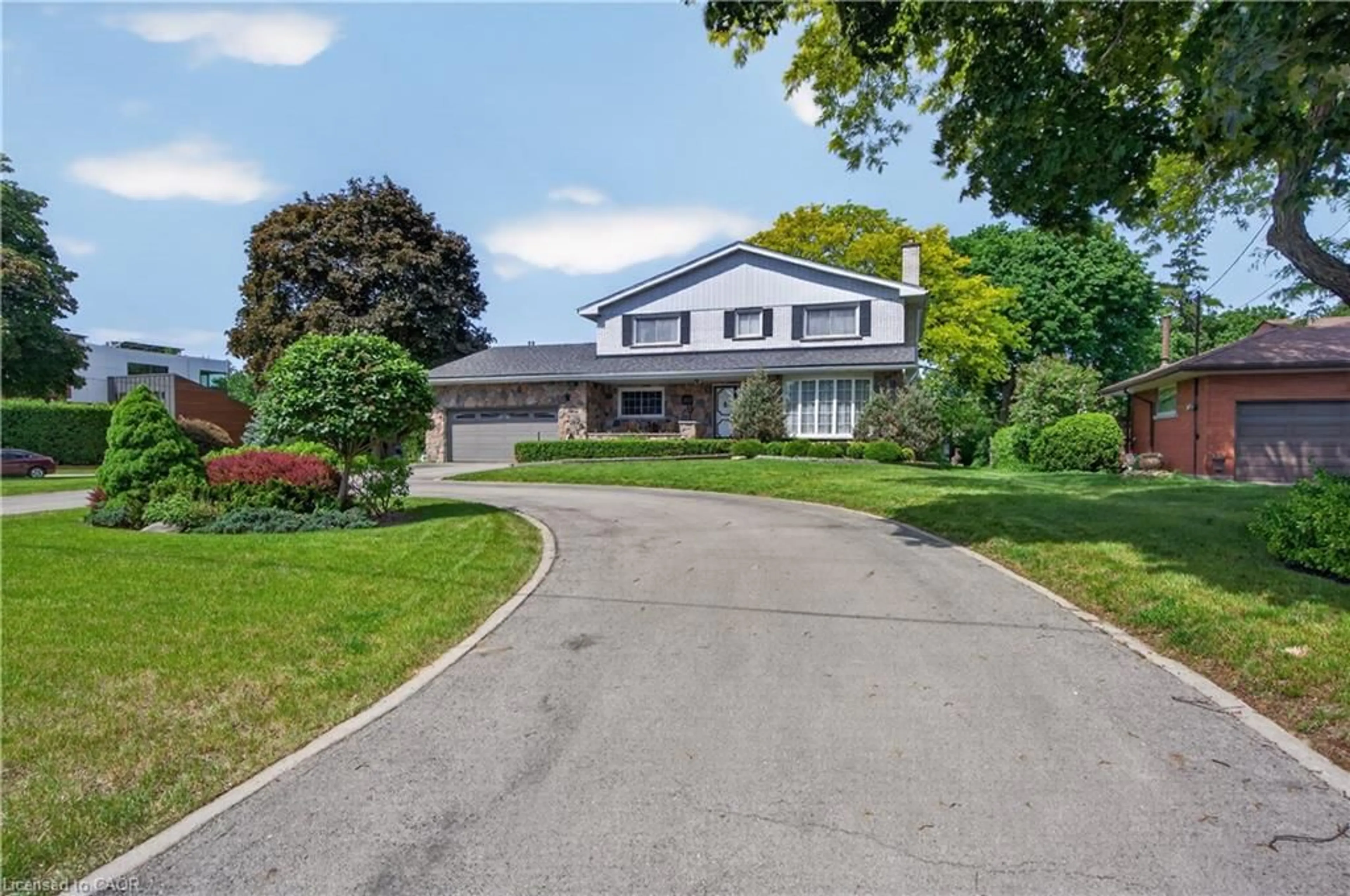 A pic from outside/outdoor area/front of a property/back of a property/a pic from drone, street for 564 Mountain Brow Blvd, Hamilton Ontario L8T 1A9