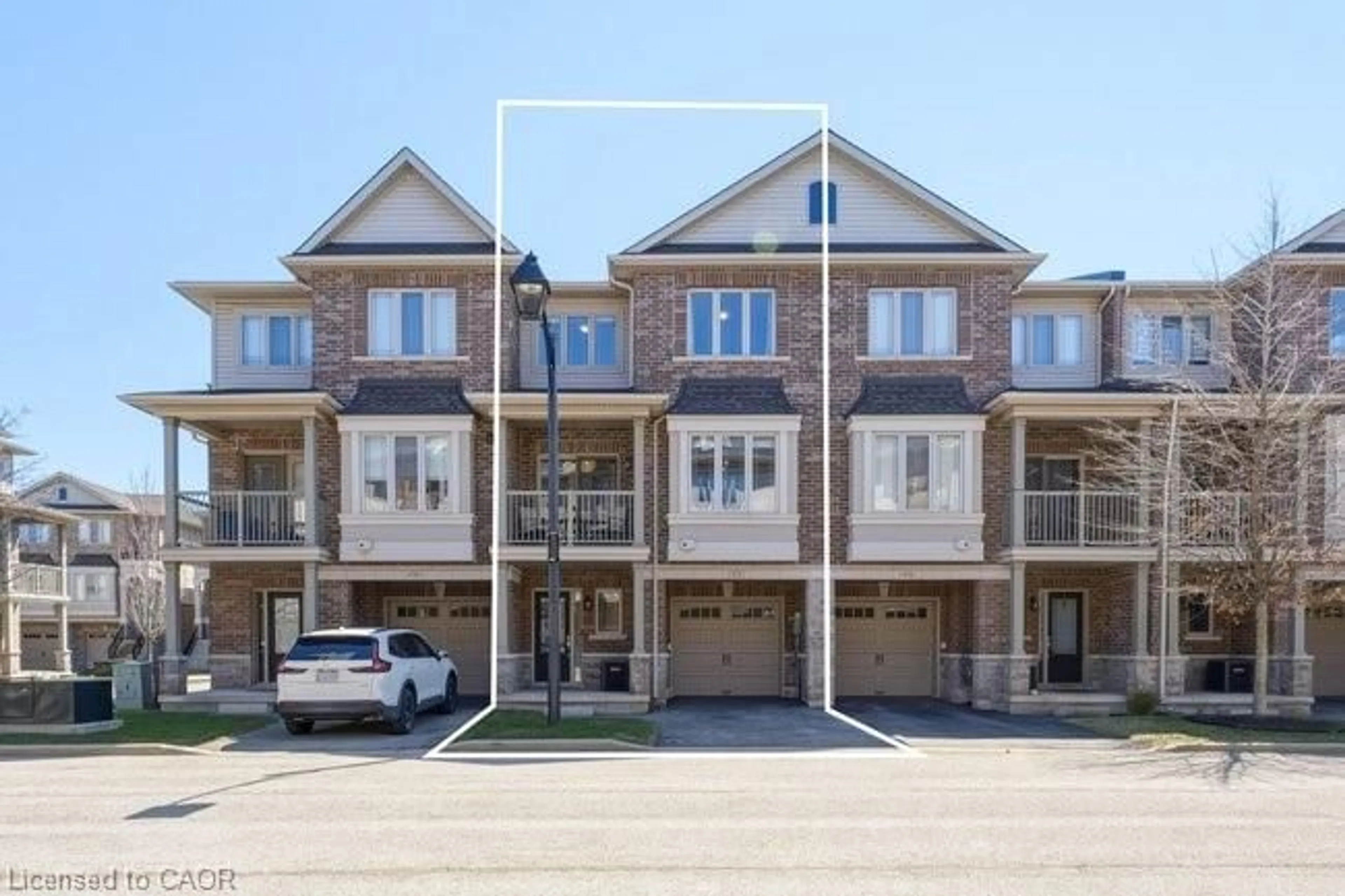 A pic from outside/outdoor area/front of a property/back of a property/a pic from drone, street for 4128 Palermo Common, Burlington Ontario L7L 0G7
