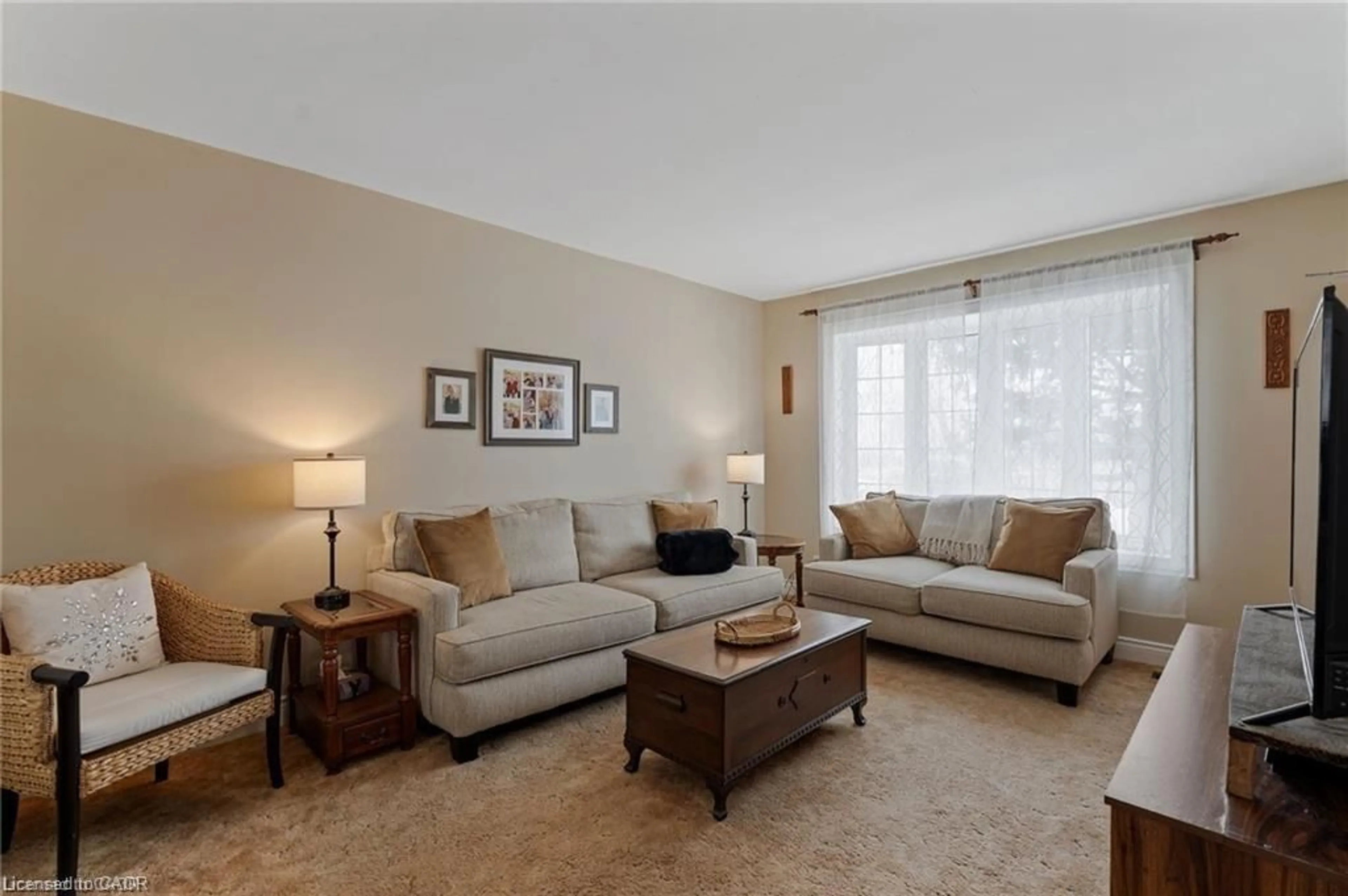 Living room with furniture, carpet floor for 2 Mill St, York Ontario N0A 1R0
