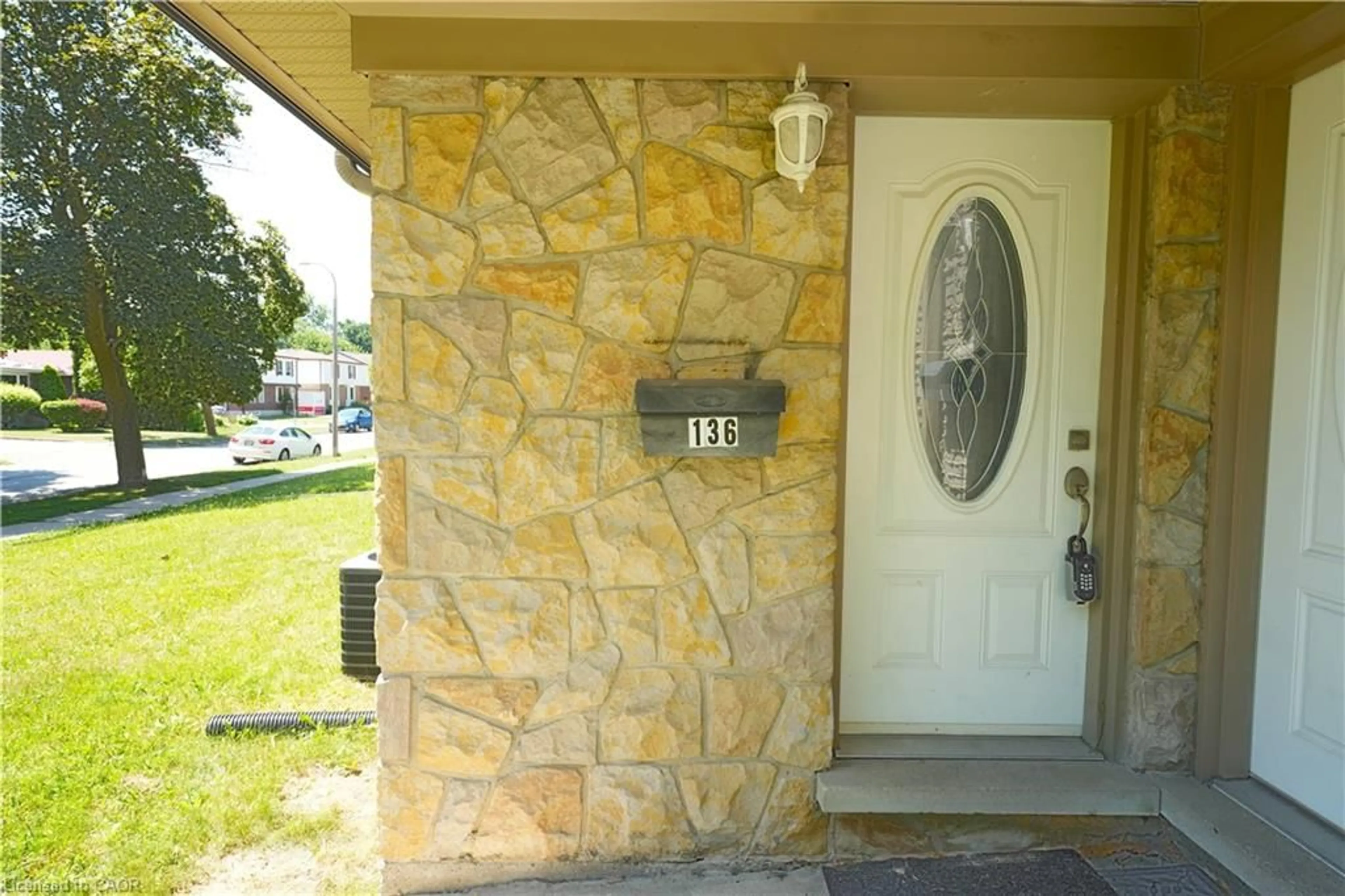 Indoor entryway for 136 Jansen Ave, Kitchener Ontario N2A 2L7