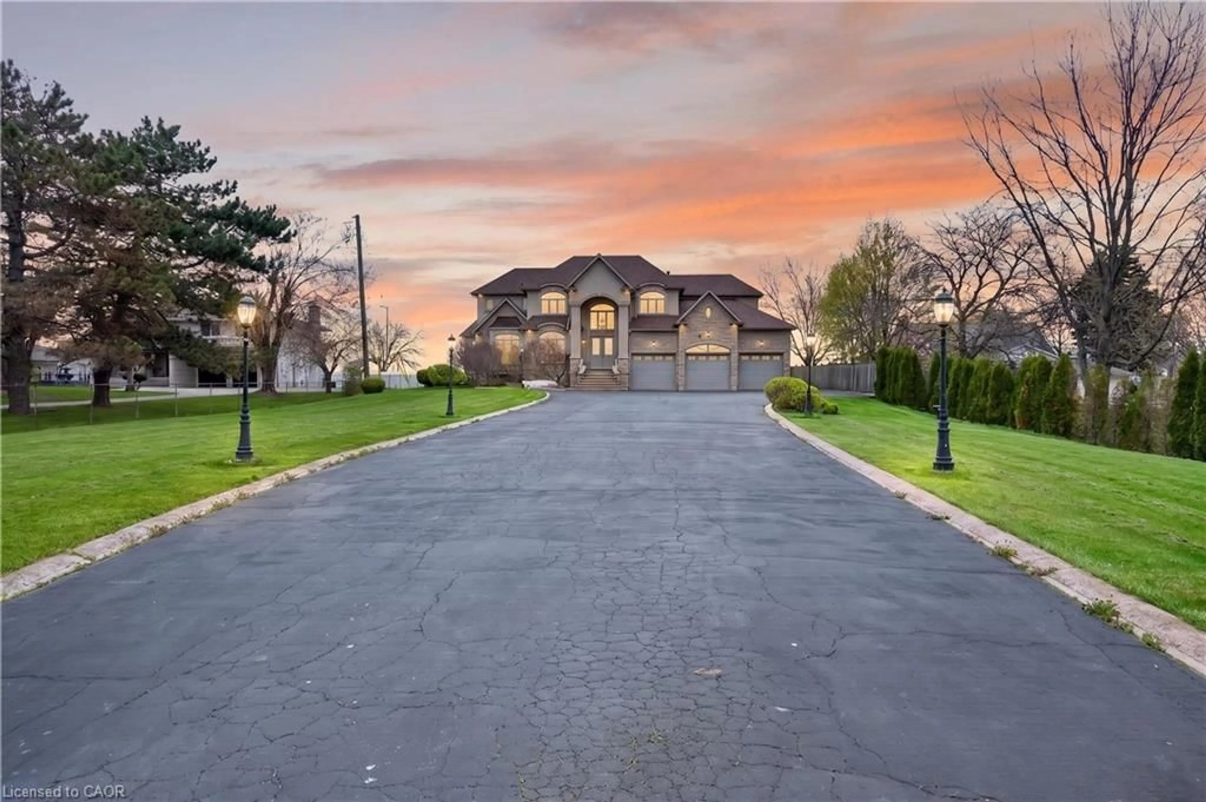 A pic from outside/outdoor area/front of a property/back of a property/a pic from drone, street for 803 Ridge Rd, Hamilton Ontario L8J 2Y3