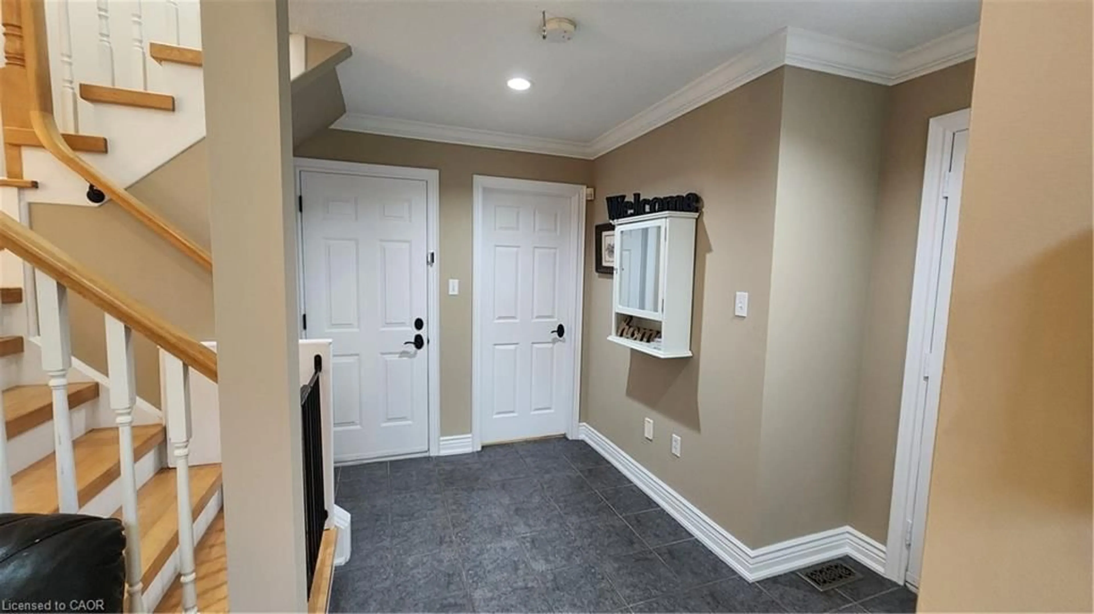Indoor entryway for 1305 Walker's Line, Burlington Ontario L7M 4N7