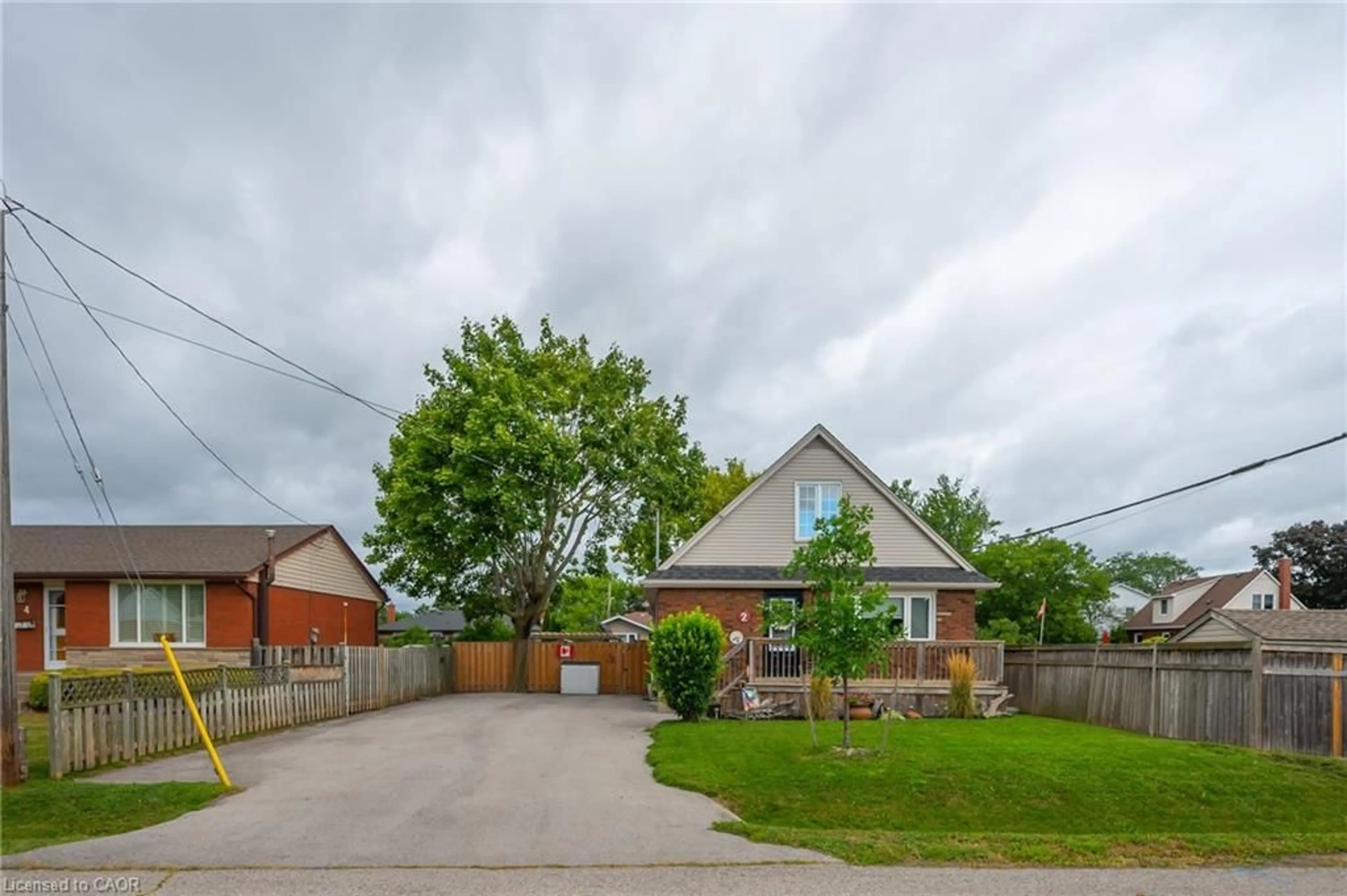 A pic from outside/outdoor area/front of a property/back of a property/a pic from drone, street for 2 Cherry Ave, Grimsby Ontario L3M 2G9