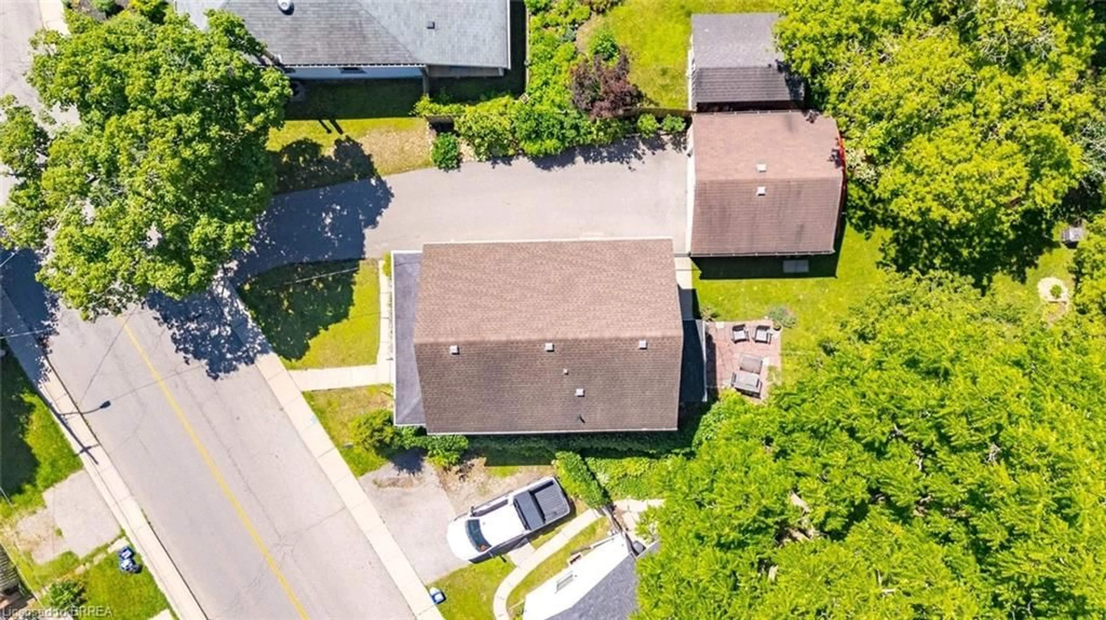A pic from outside/outdoor area/front of a property/back of a property/a pic from drone, street for 73 Grand River St, Paris Ontario N3L 2B5