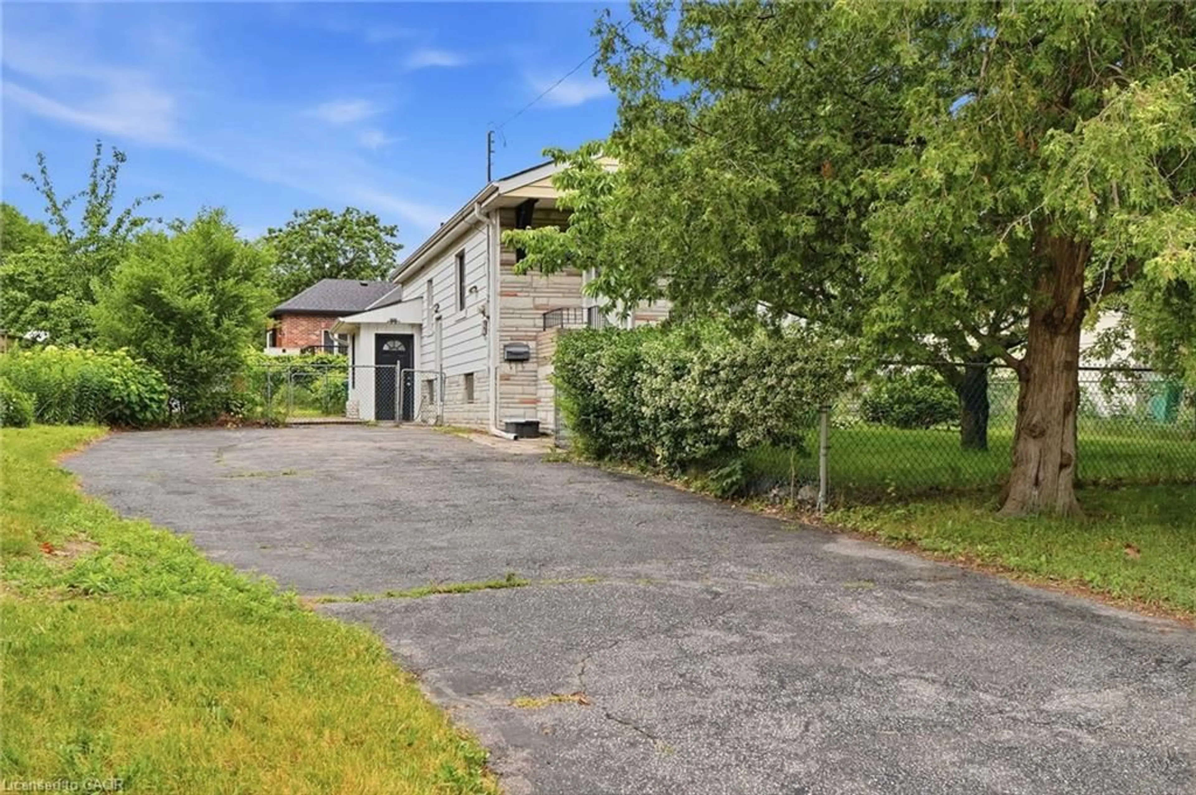 A pic from outside/outdoor area/front of a property/back of a property/a pic from drone, street for 1137 Halliday Ave, Mississauga Ontario L5E 1R1