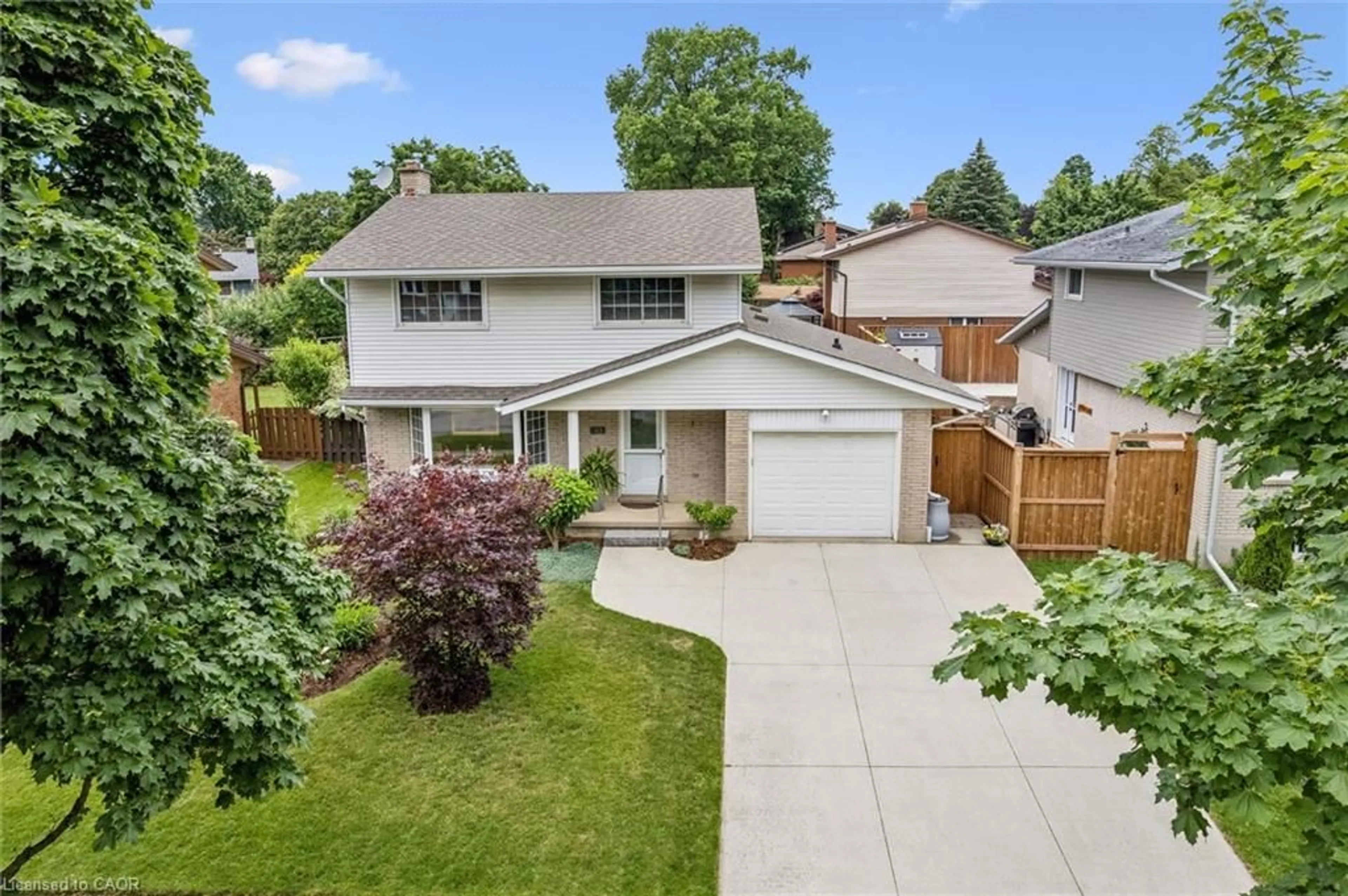 A pic from outside/outdoor area/front of a property/back of a property/a pic from drone, street for 10 Radcliffe Dr, Kitchener Ontario N2E 2H3