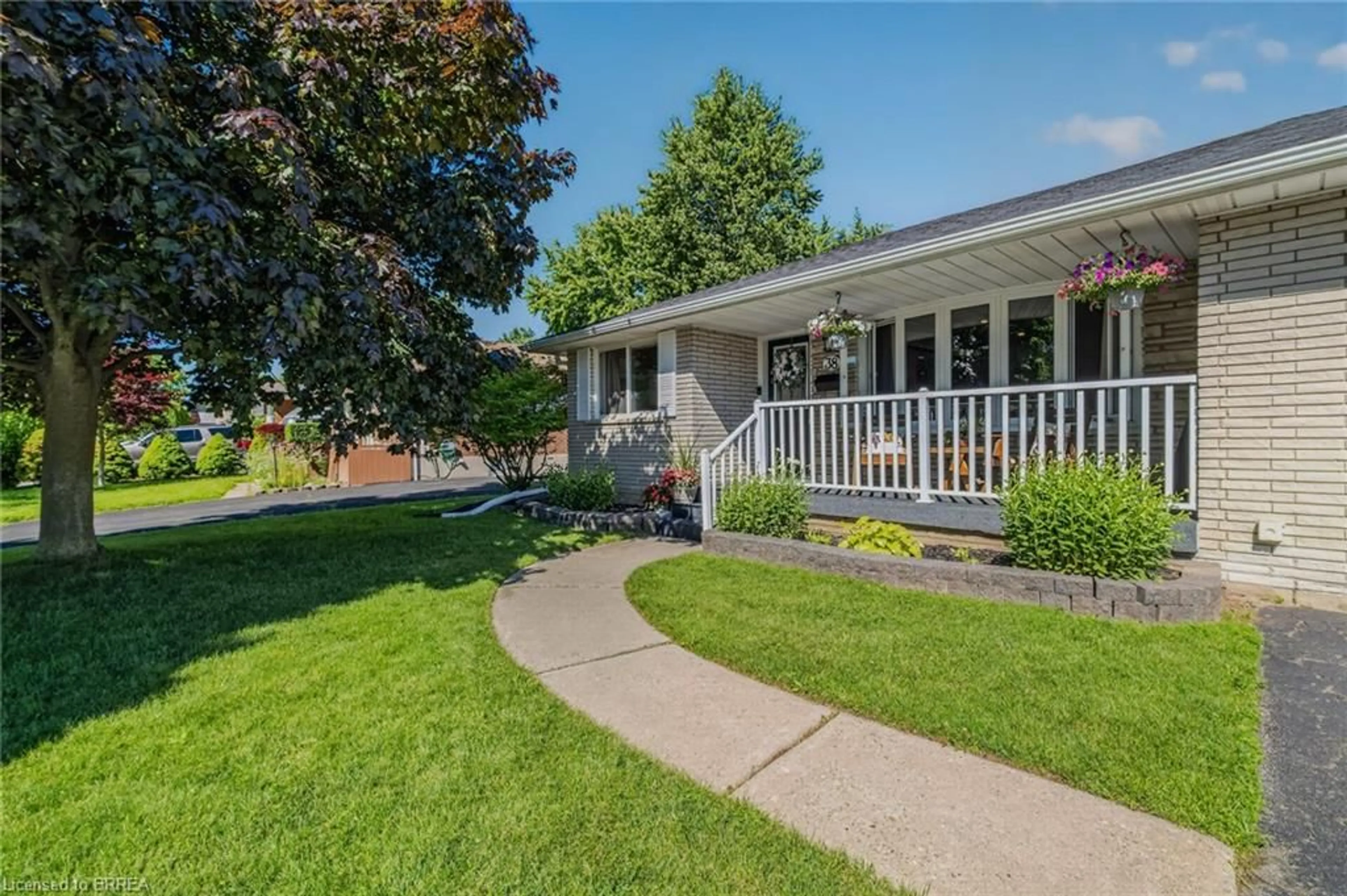 Home with vinyl exterior material, street for 38 Brier Park Rd, Brantford Ontario N3R 3P7
