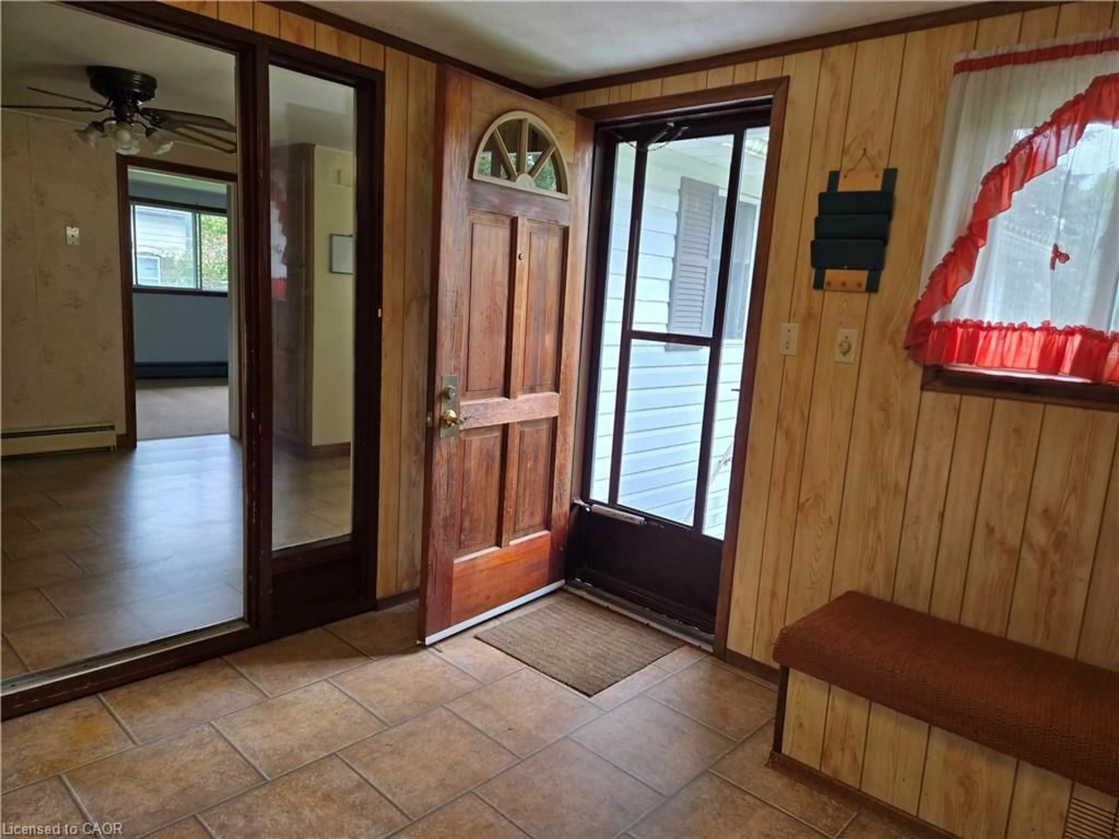 Indoor foyer for 122 Temperance St, Waterford Ontario N0E 1Y0