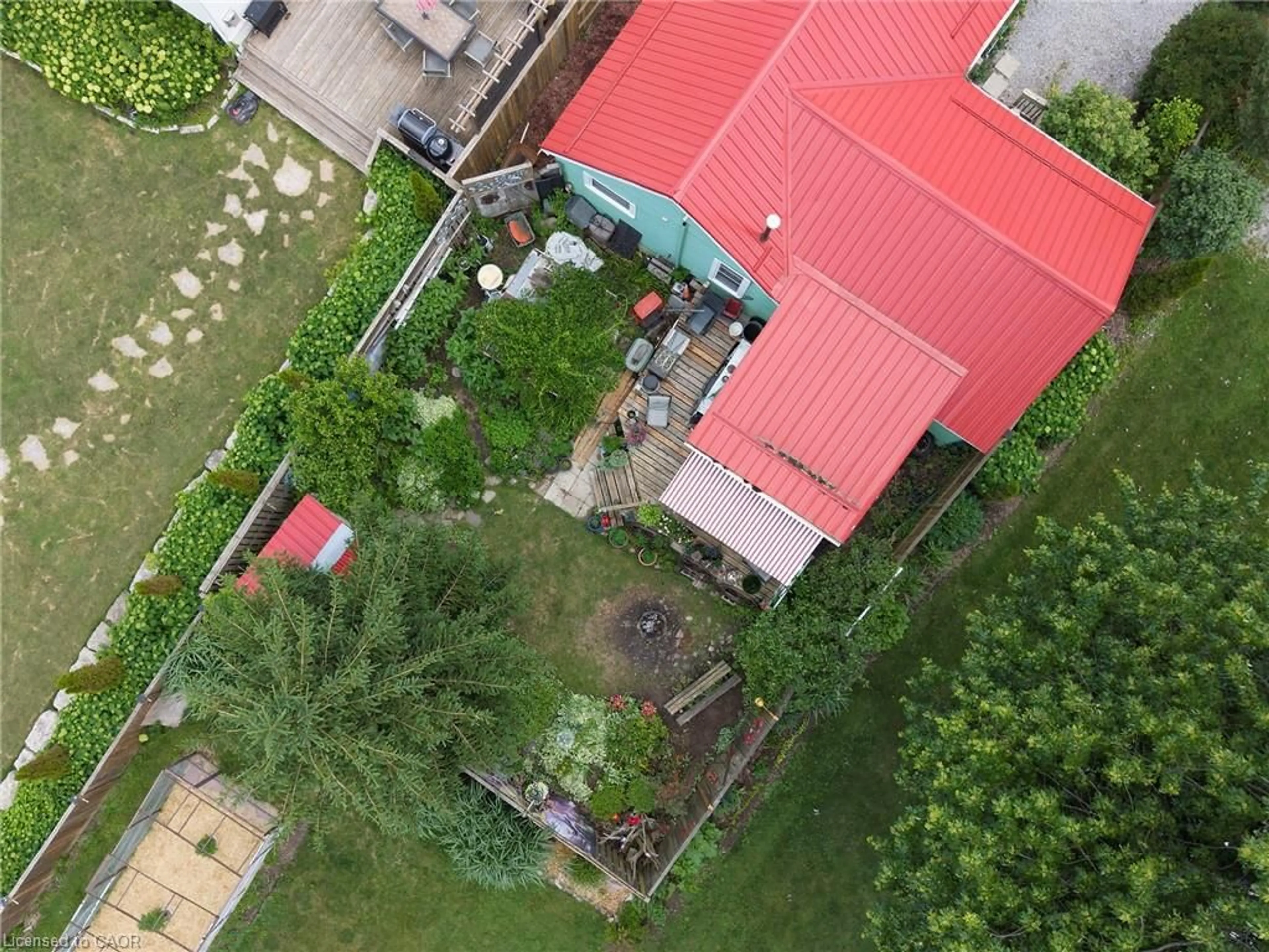 A pic from outside/outdoor area/front of a property/back of a property/a pic from drone, unknown for 1045 Bay St, Port Rowan Ontario N0E 1M0