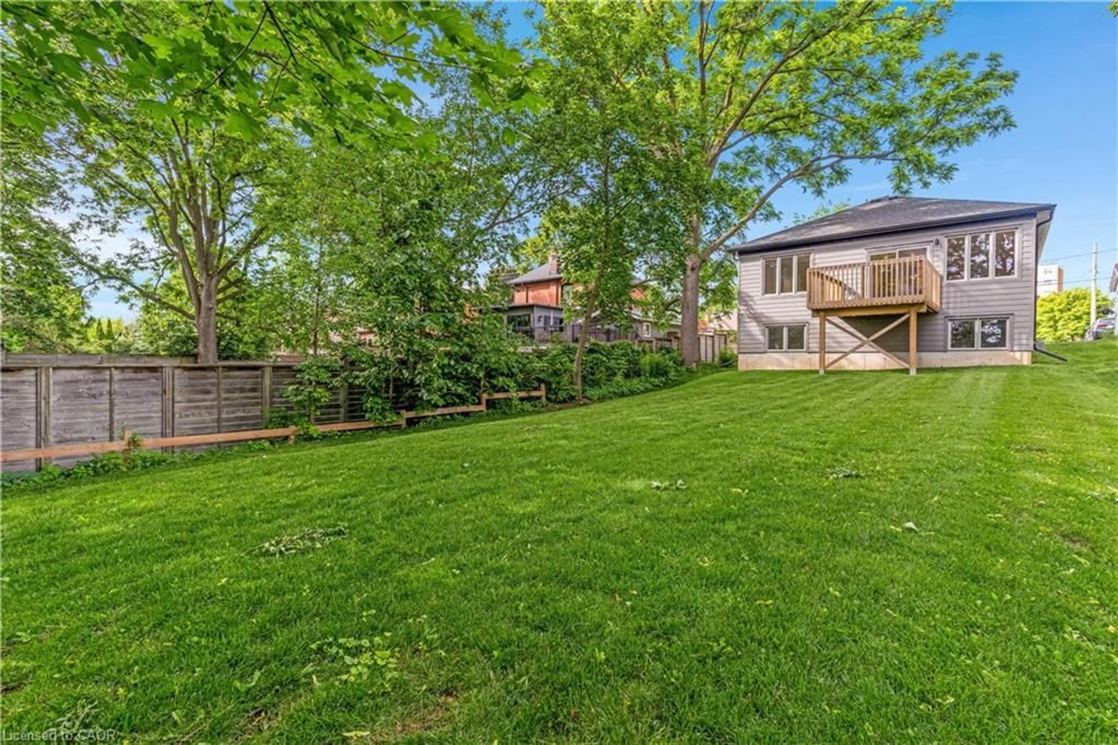 A pic from outside/outdoor area/front of a property/back of a property/a pic from drone, street for 1188 Queenston Rd, Cambridge Ontario N3H 3K9