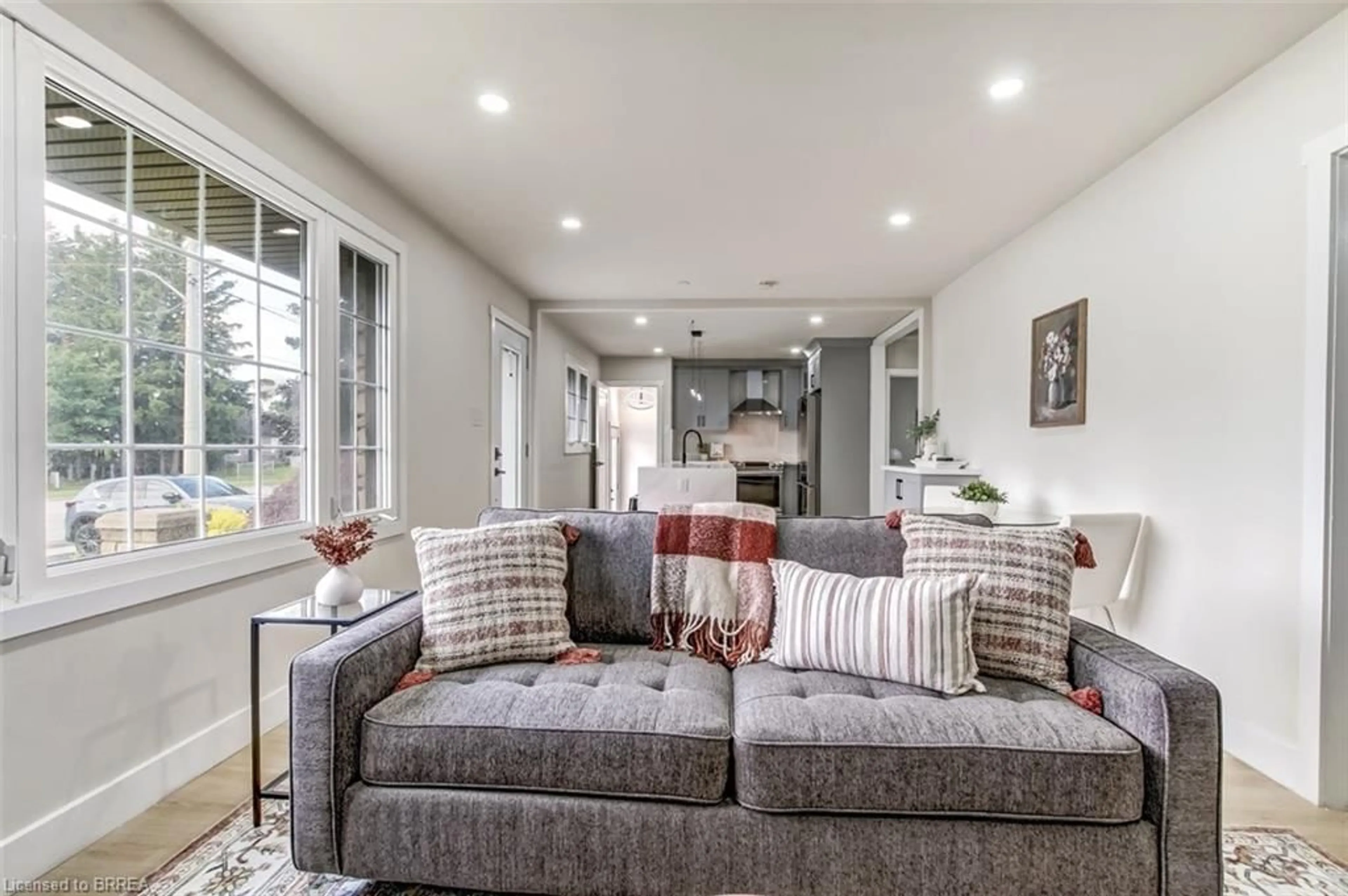 Living room with furniture, unknown for 69 Fairview Dr, Brantford Ontario N3R 2W8