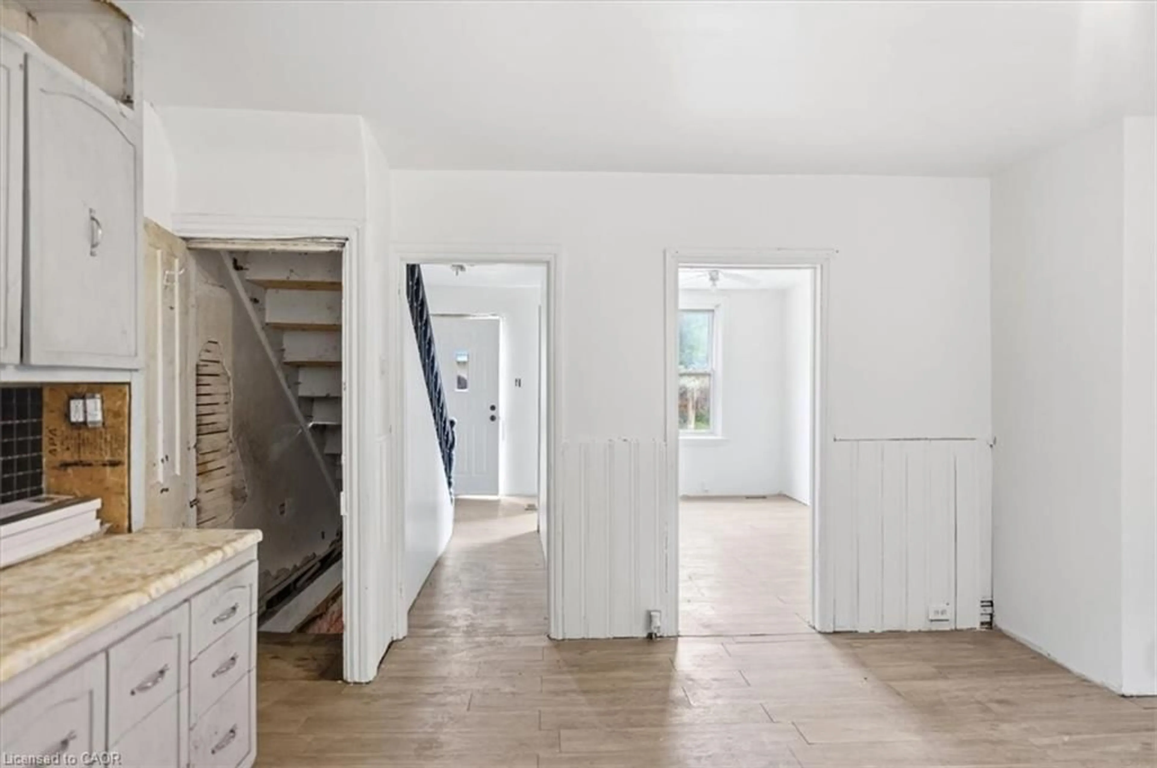 Indoor entryway for 25 Albemarle St, Hamilton Ontario L8L 7G5
