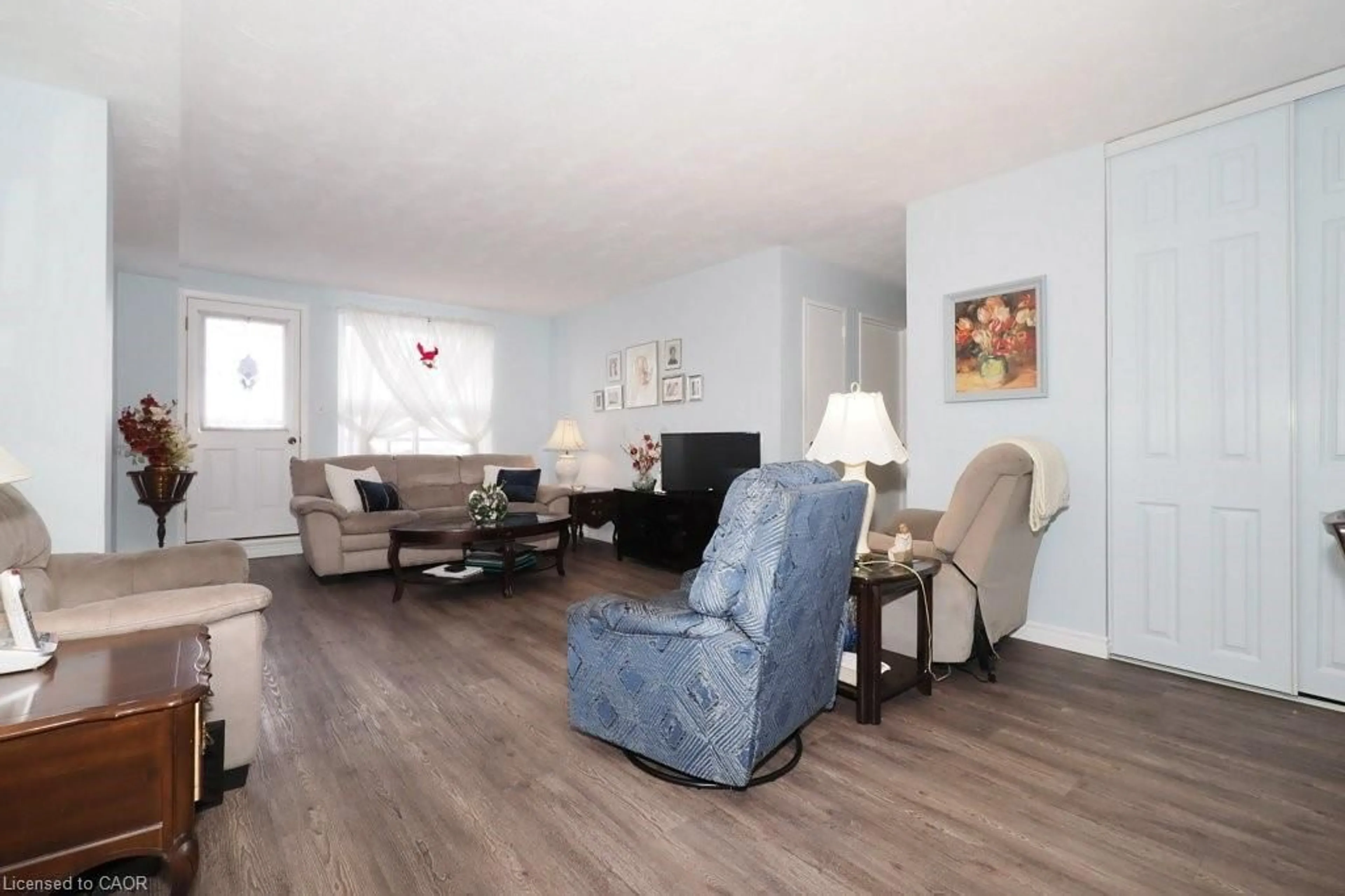 Living room with furniture, wood/laminate floor for 58 Bridgeport Rd #806, Waterloo Ontario N2J 4H5
