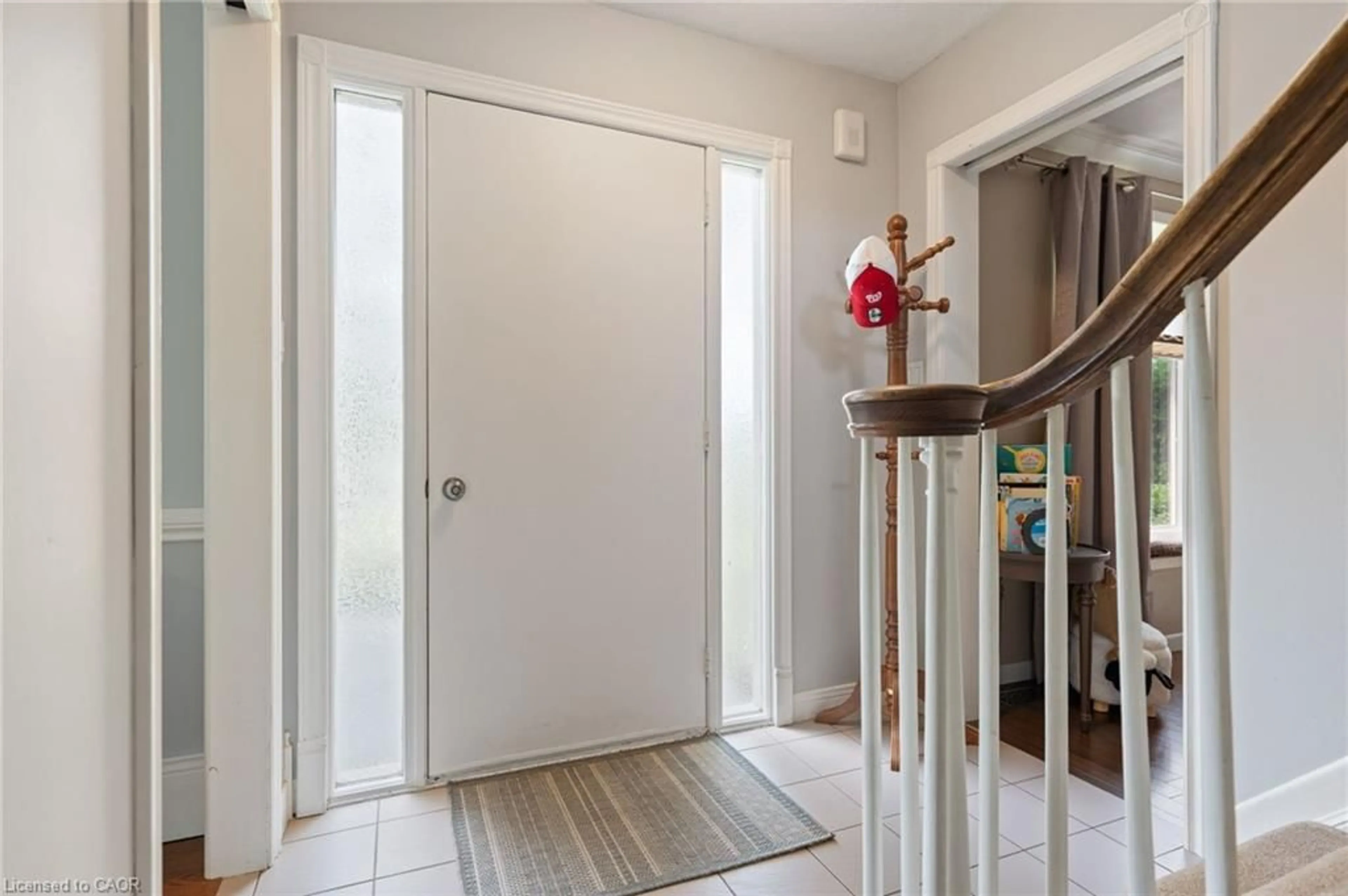 Indoor entryway for 1015 Queen St, Courtland Ontario N0J 1E0