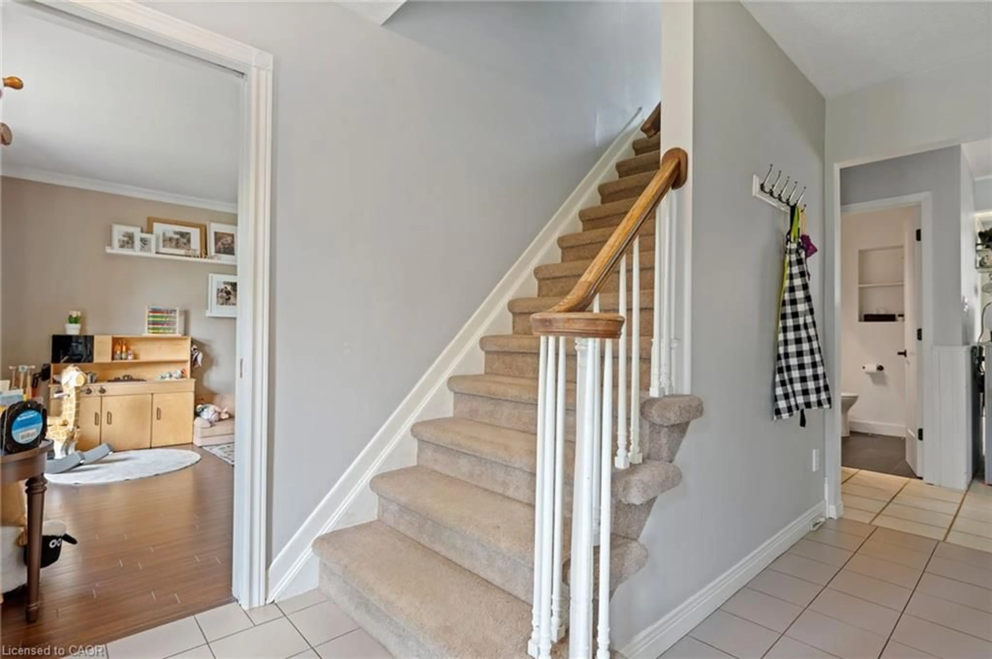 Stairs for 1015 Queen St, Courtland Ontario N0J 1E0