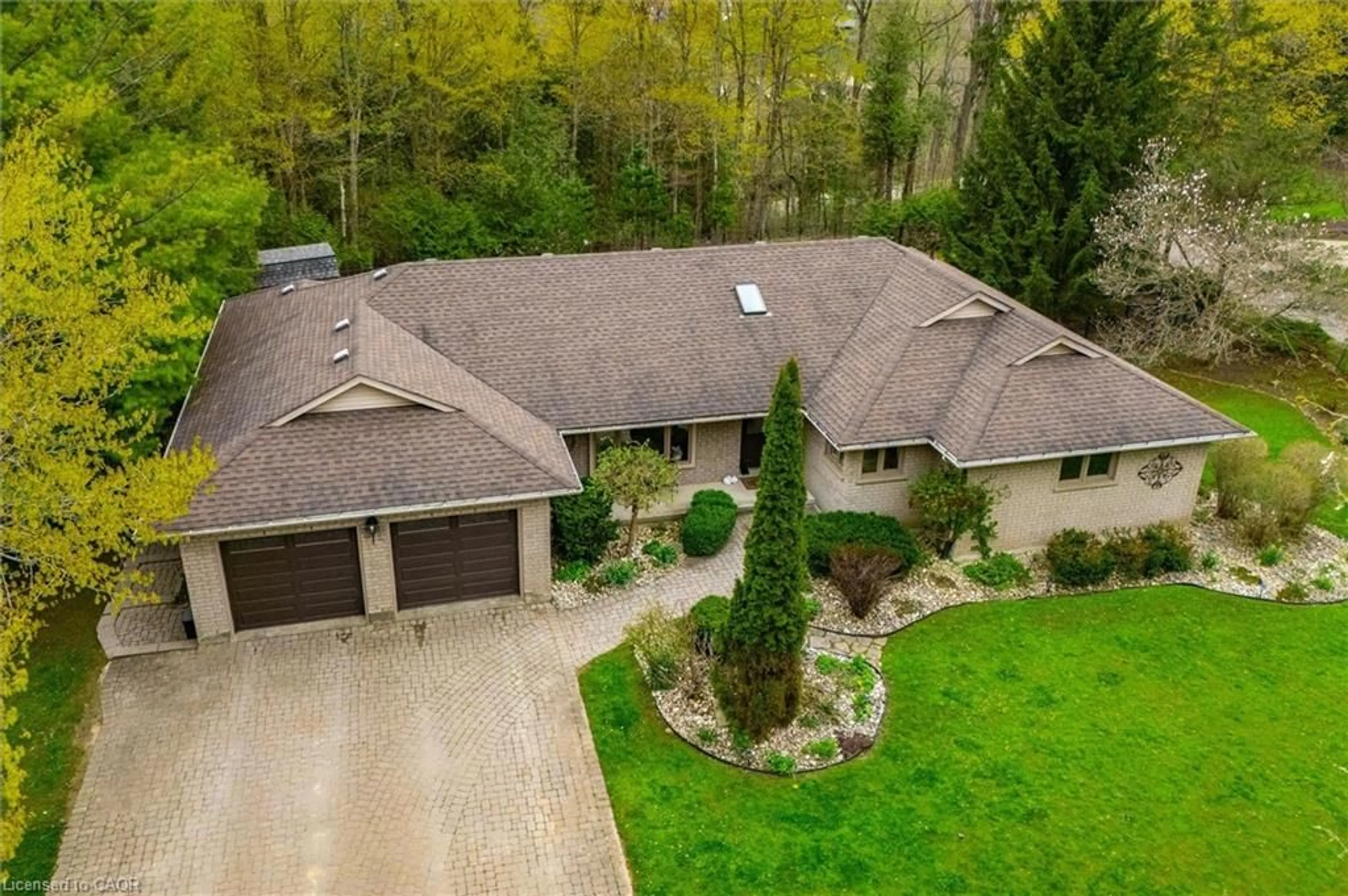 A pic from outside/outdoor area/front of a property/back of a property/a pic from drone, unknown for 25 Riverview Dr, Elora Ontario N0B 1S0