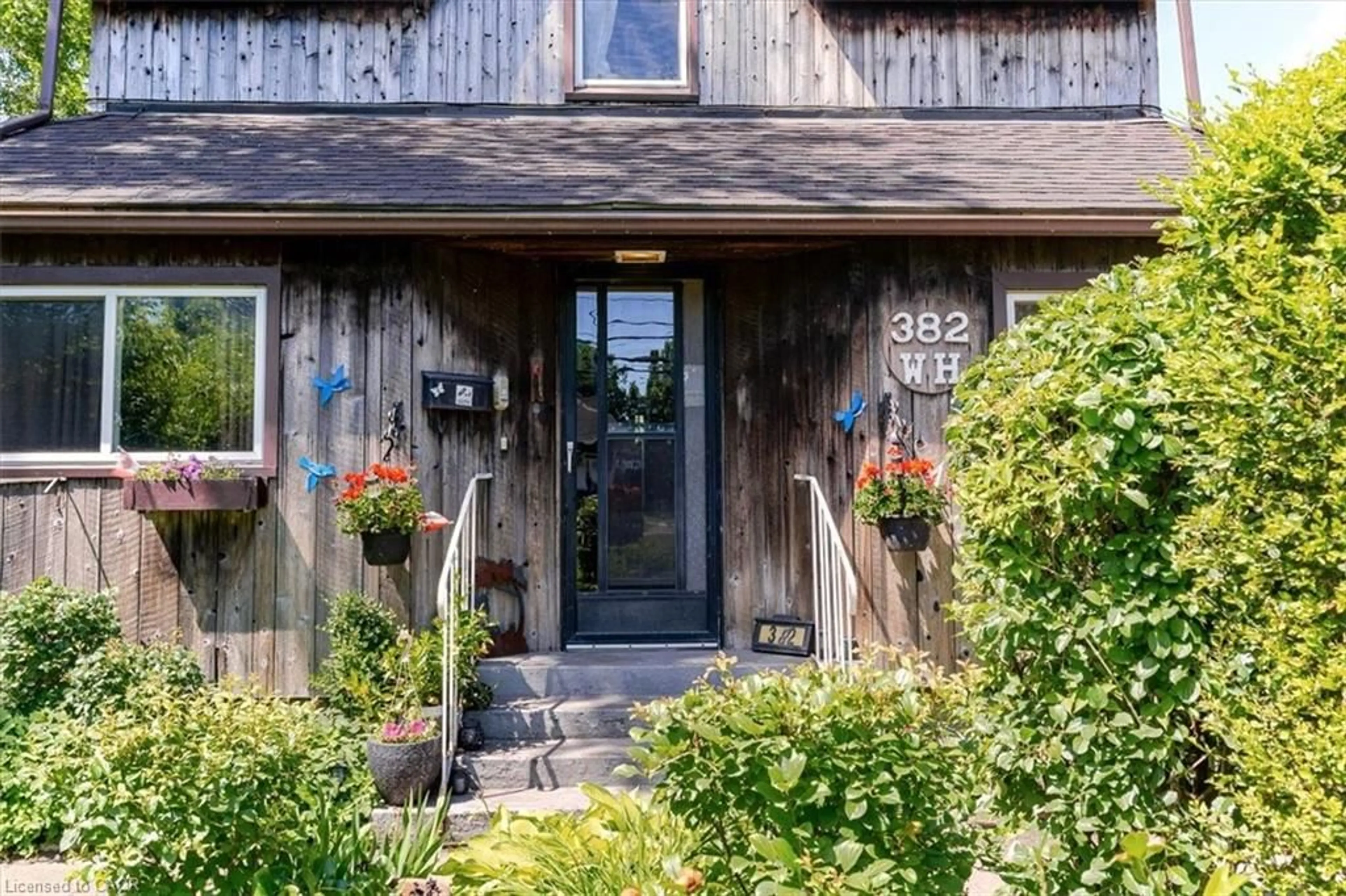 Indoor entryway for 382 Beach Blvd, Hamilton Ontario L8H 6W7