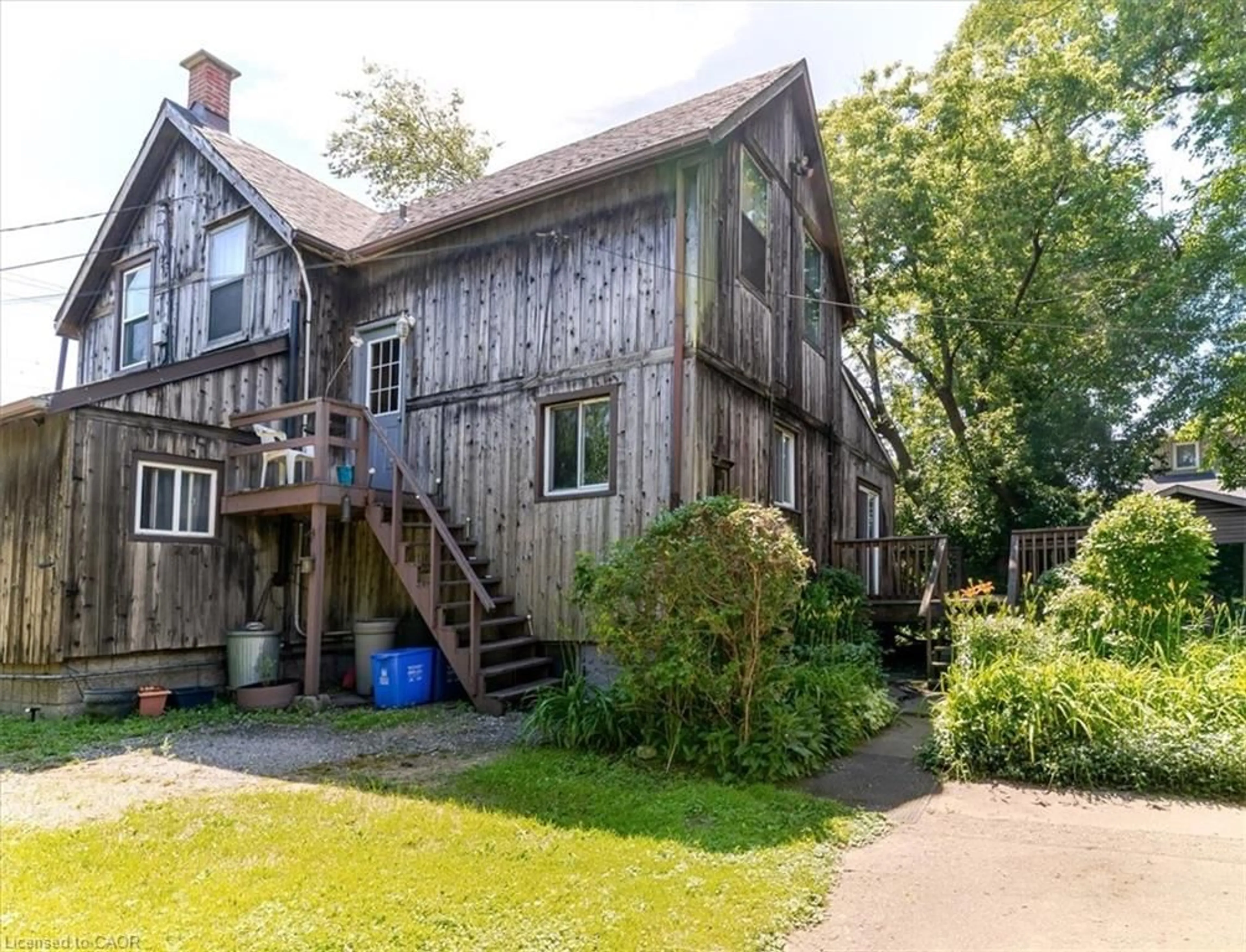 A pic from outside/outdoor area/front of a property/back of a property/a pic from drone, street for 382 Beach Blvd, Hamilton Ontario L8H 6W7
