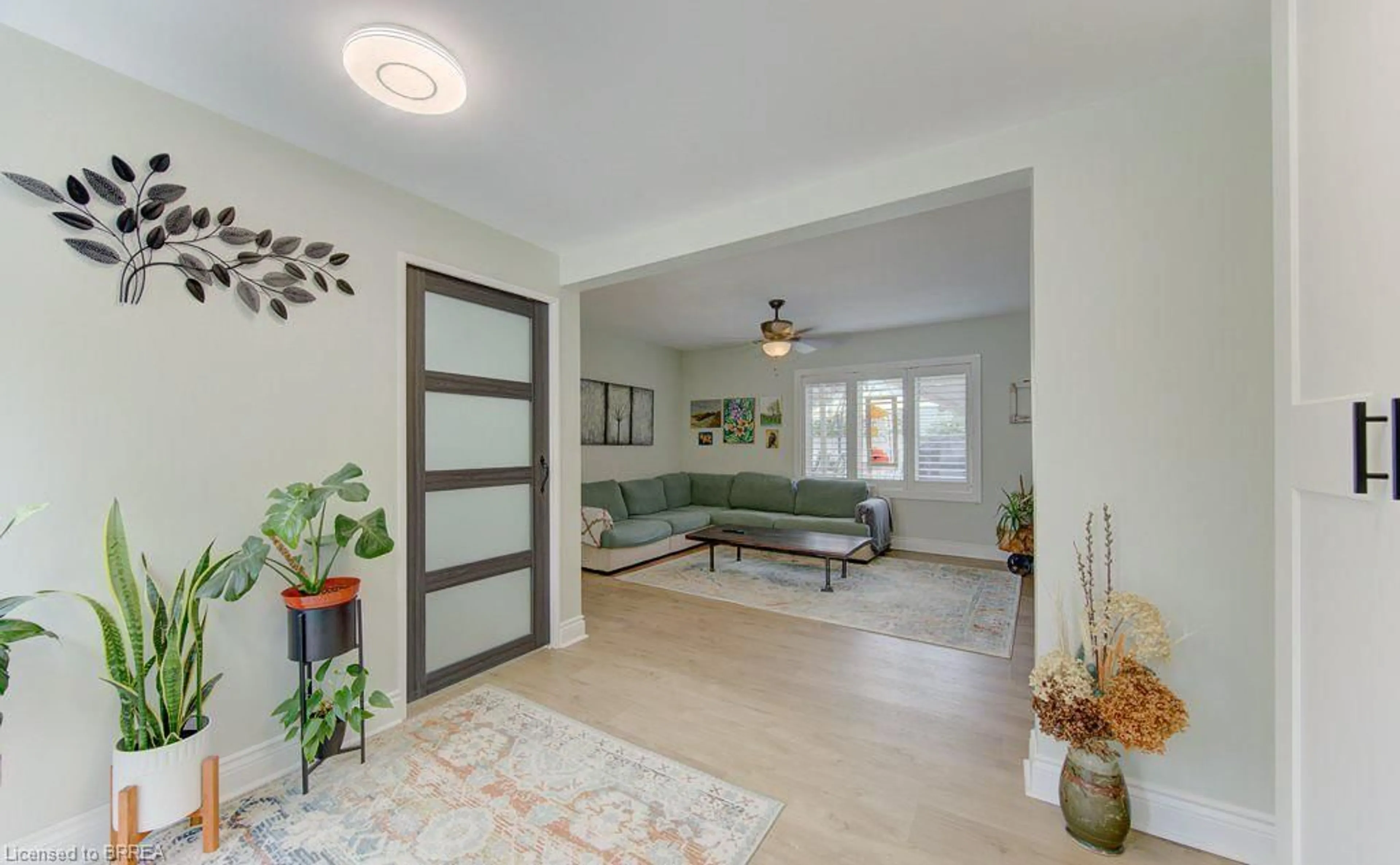 Indoor entryway for 17 Amelia St, Paris Ontario N3L 1Z4
