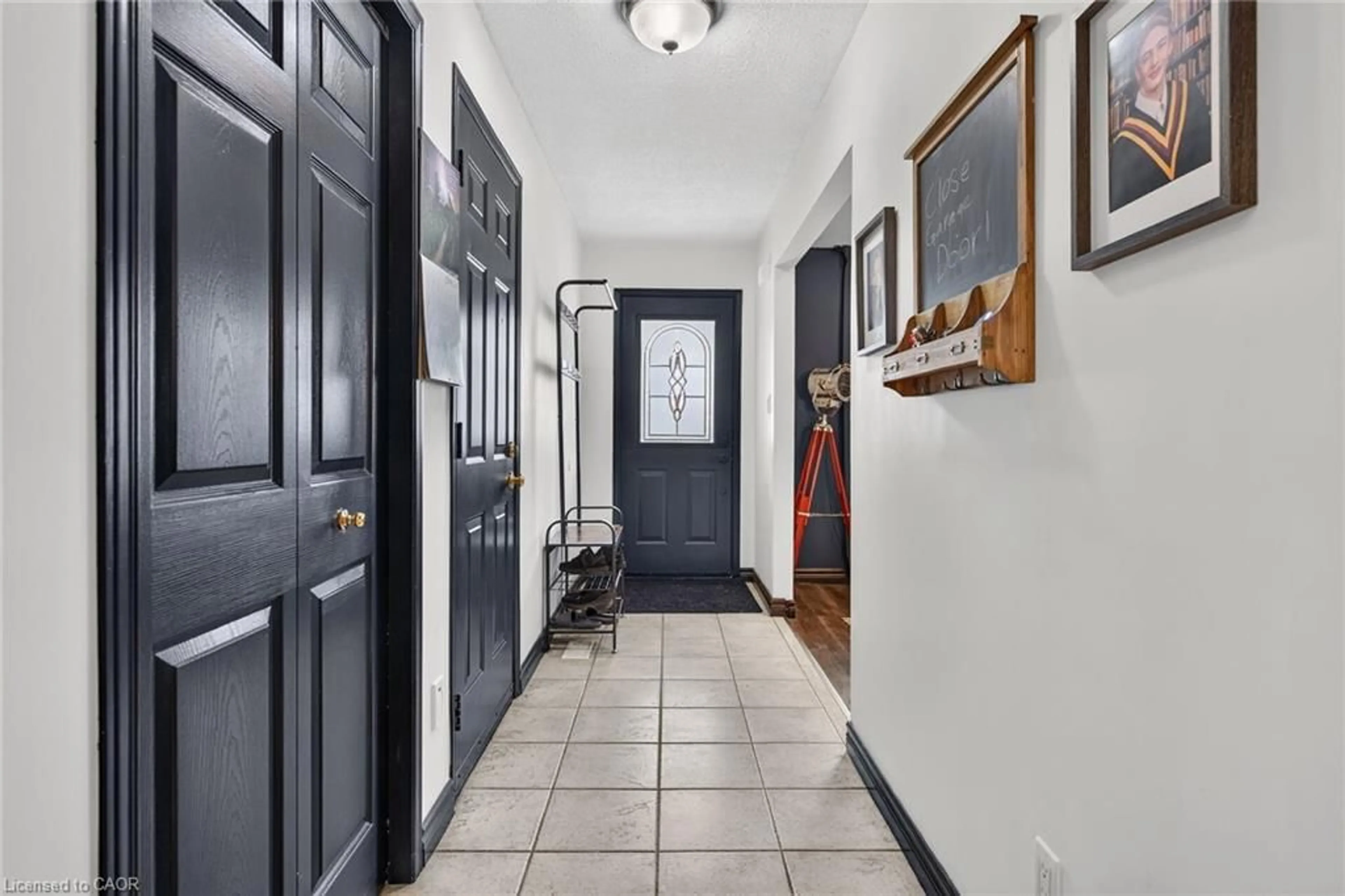 Indoor entryway for 195 Locheed Dr, Hamilton Ontario L8T 5A5
