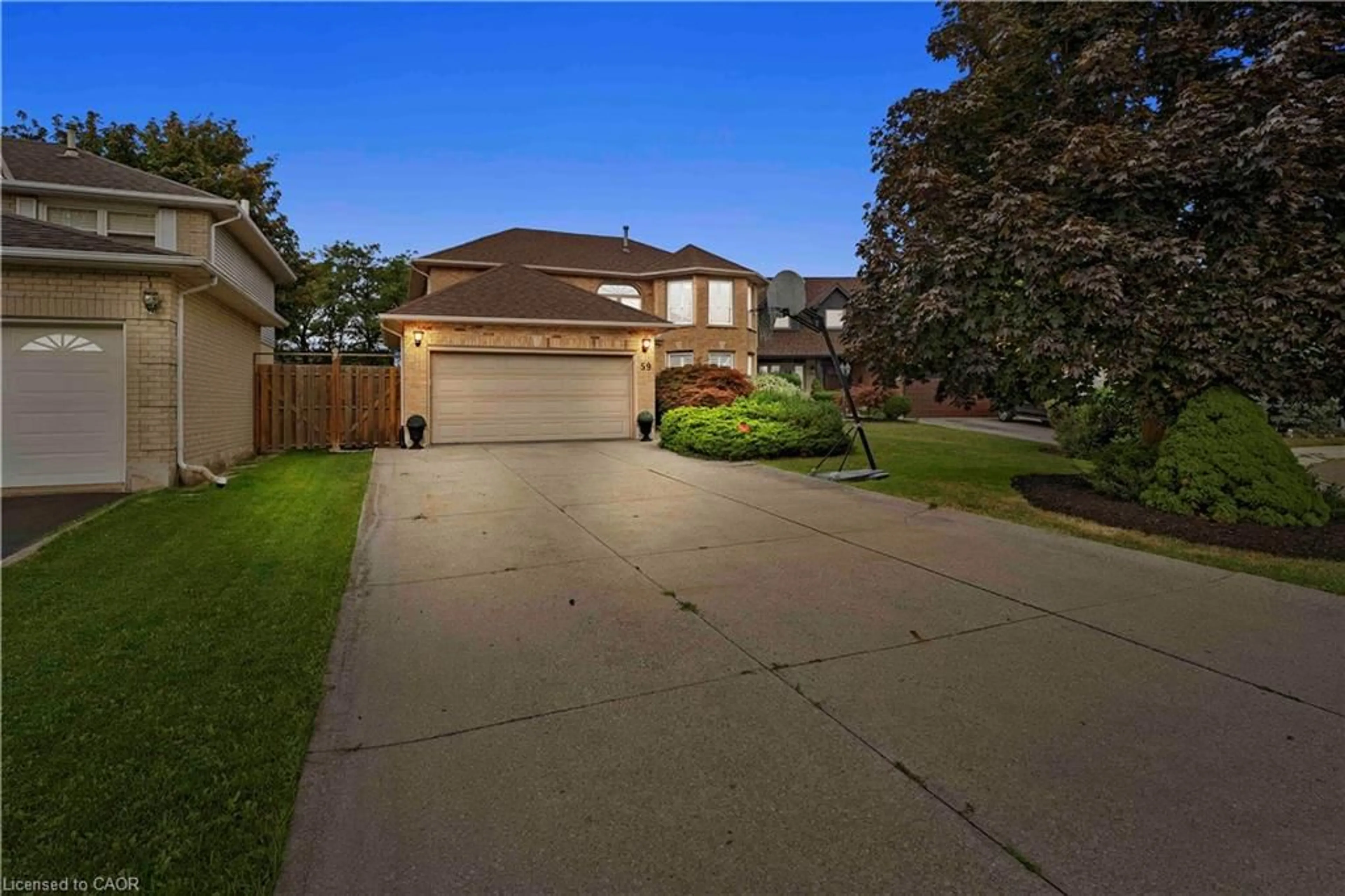 A pic from outside/outdoor area/front of a property/back of a property/a pic from drone, street for 59 Randolf Crt, Hamilton Ontario L8W 2Z7