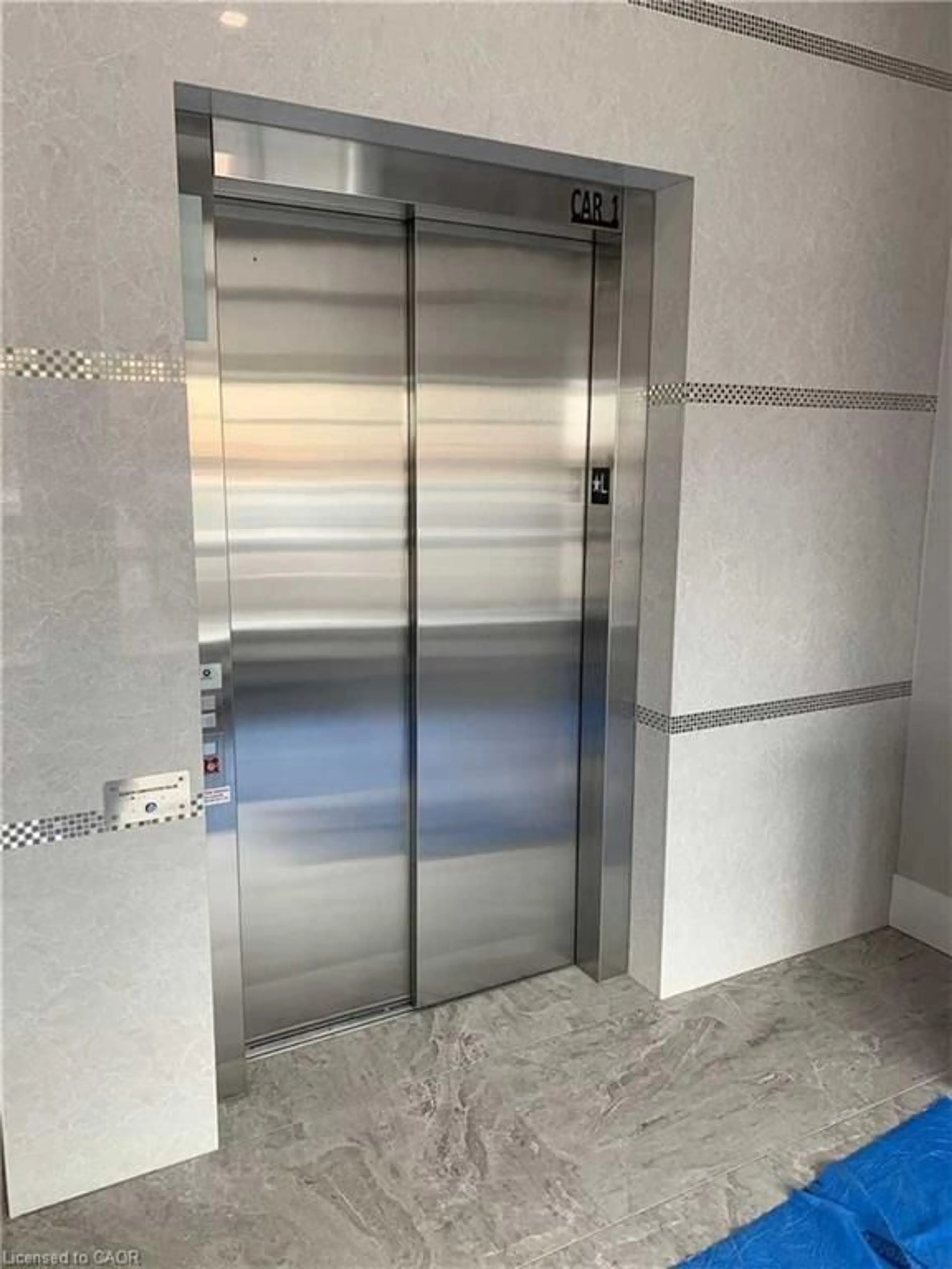 Indoor foyer for 105 Spencer Ave, Orangeville Ontario L9W 6X2