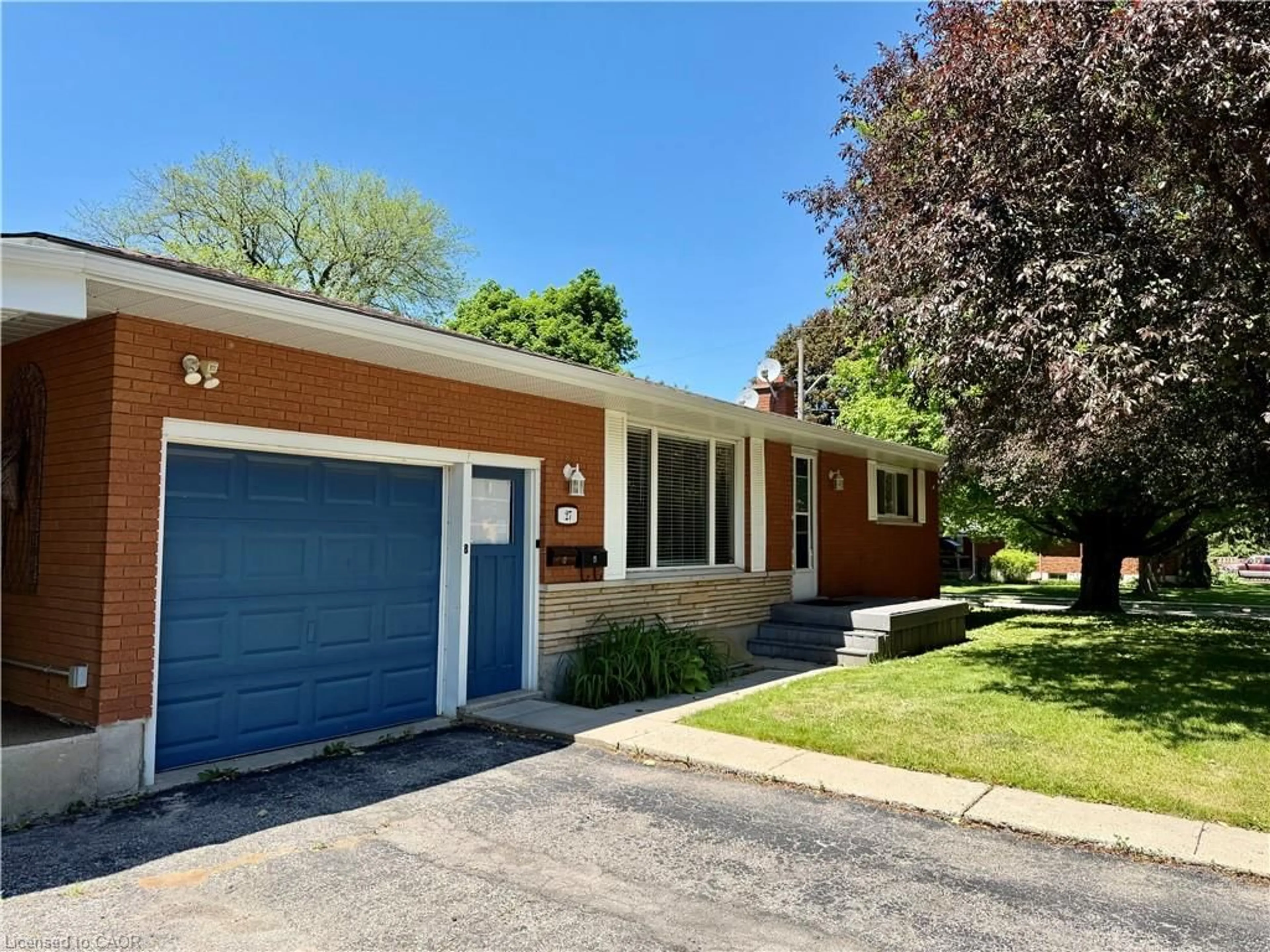 Home with brick exterior material, street for 27 Elizabeth St, Cambridge Ontario N3C 2T2