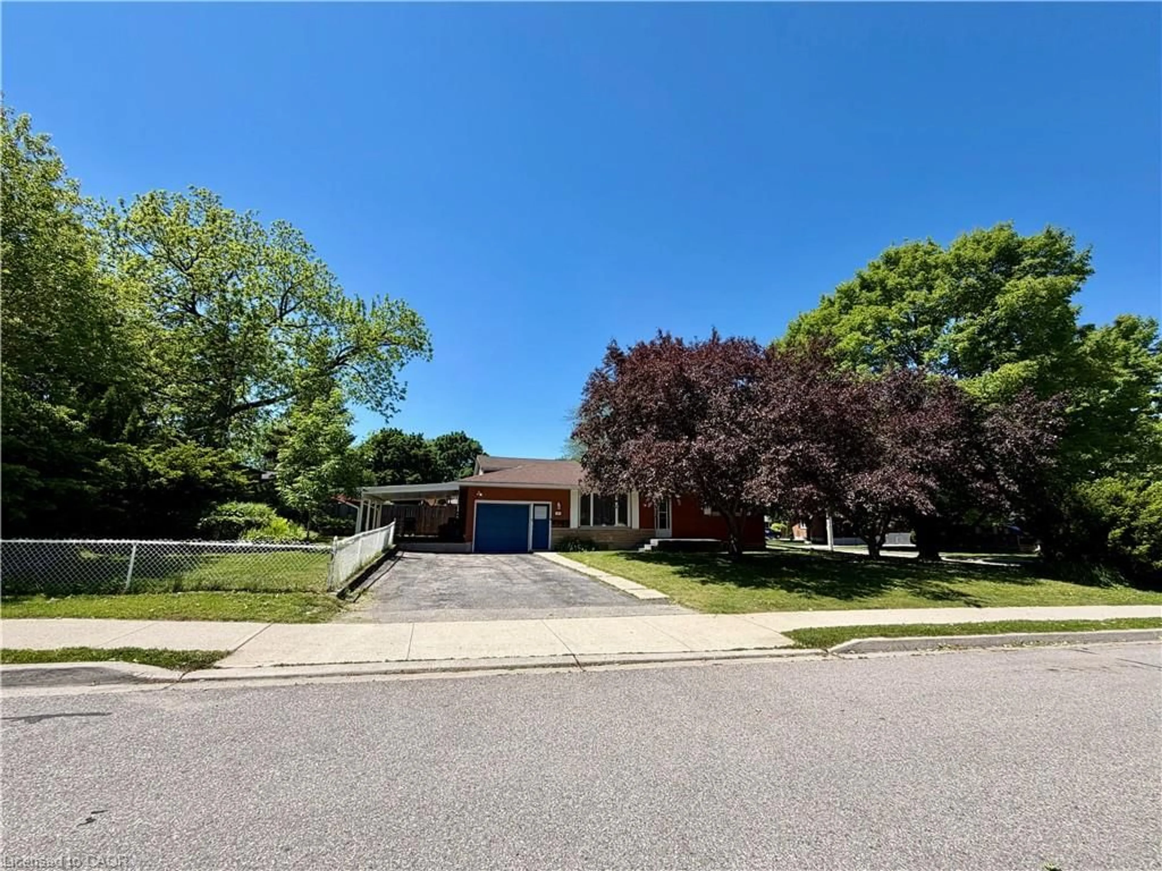 A pic from outside/outdoor area/front of a property/back of a property/a pic from drone, street for 27 Elizabeth St, Cambridge Ontario N3C 2T2