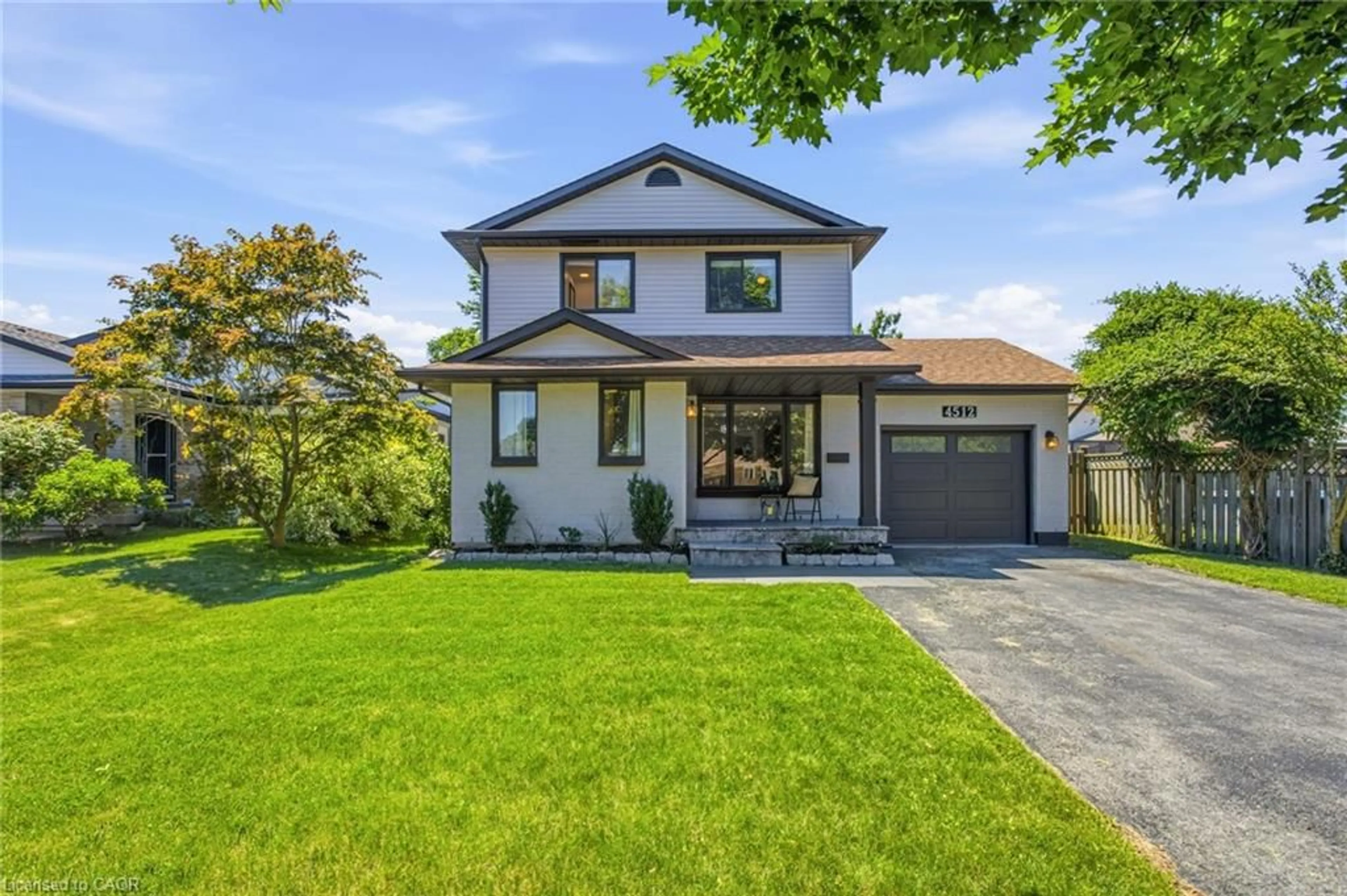 Home with vinyl exterior material, street for 4512 Cedarbrook Lane, Beamsville Ontario L3J 0B2