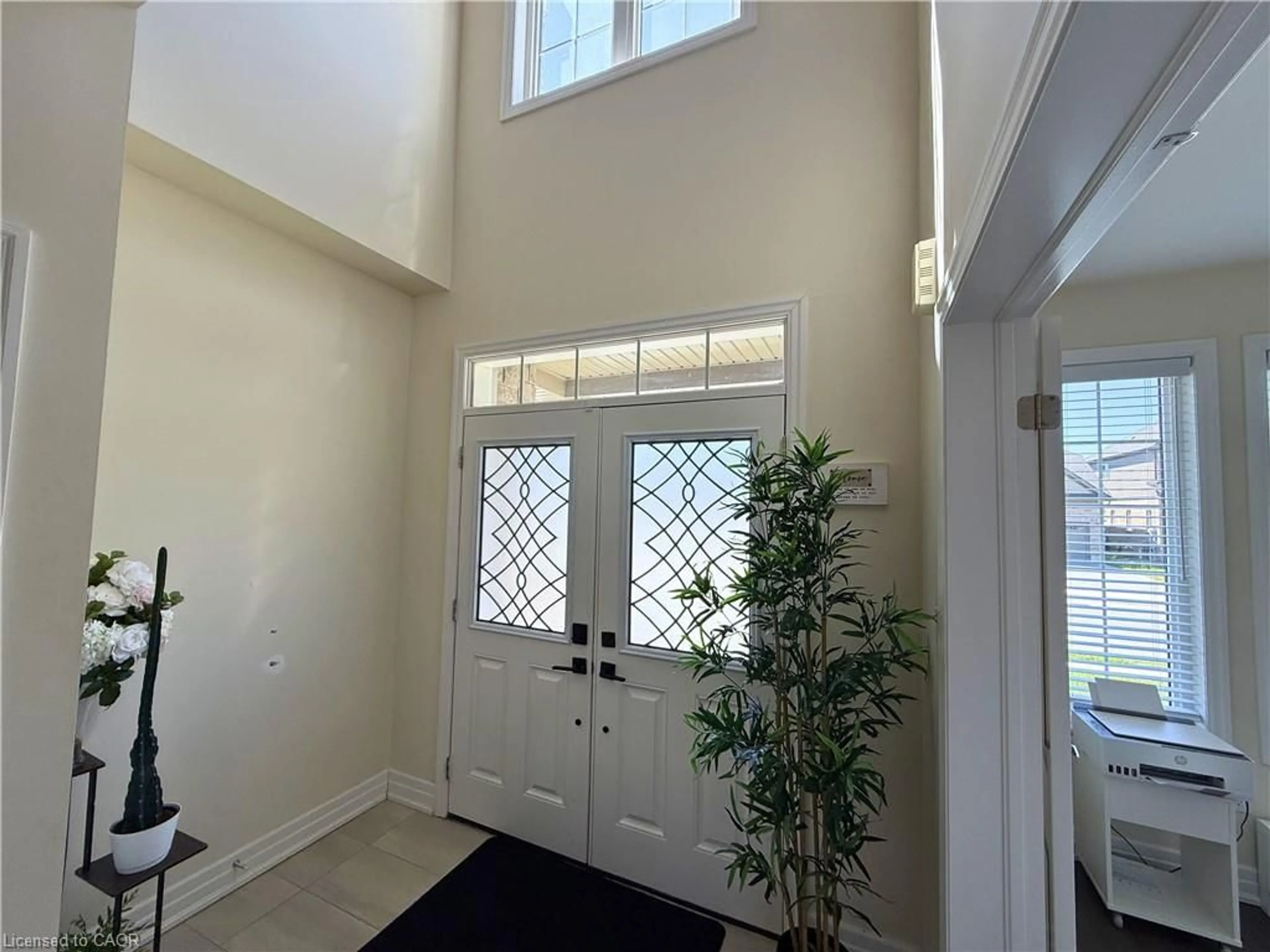 Indoor entryway for 9462 Tallgrass Ave, Niagara Falls Ontario L2G 0Y2