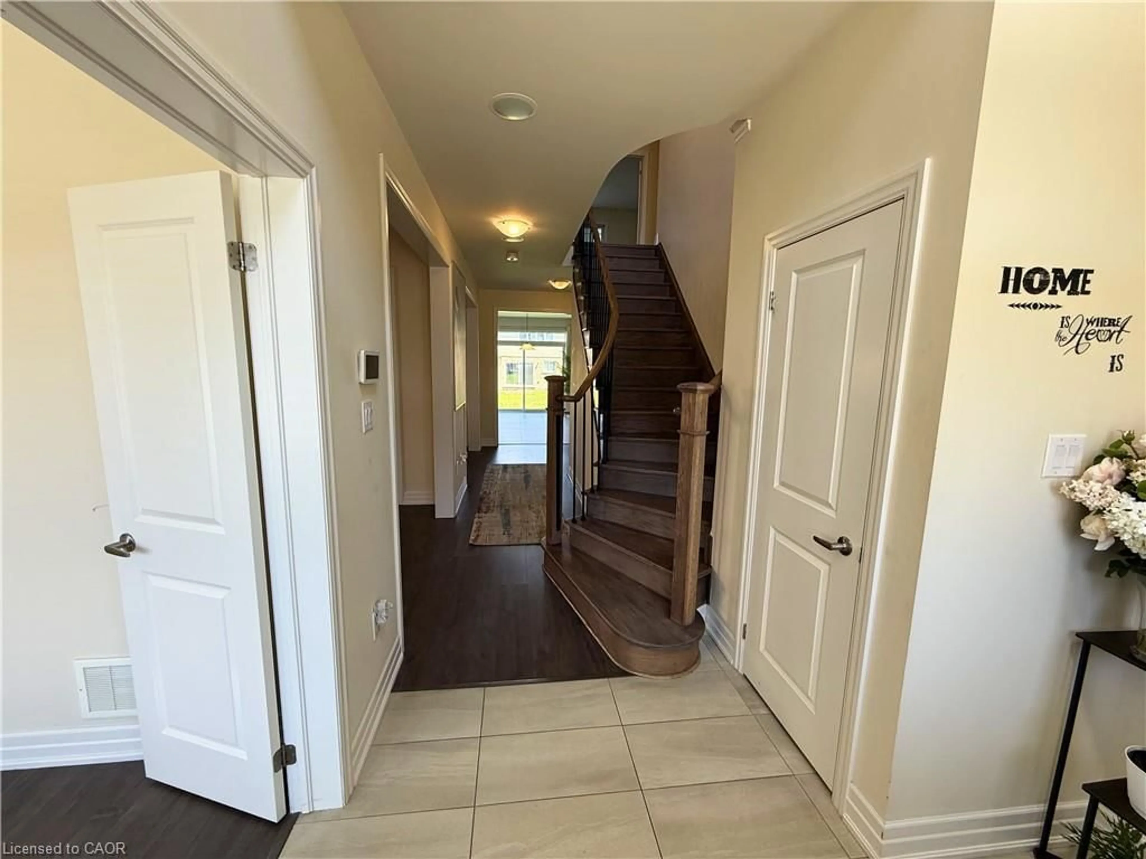 Indoor entryway for 9462 Tallgrass Ave, Niagara Falls Ontario L2G 0Y2
