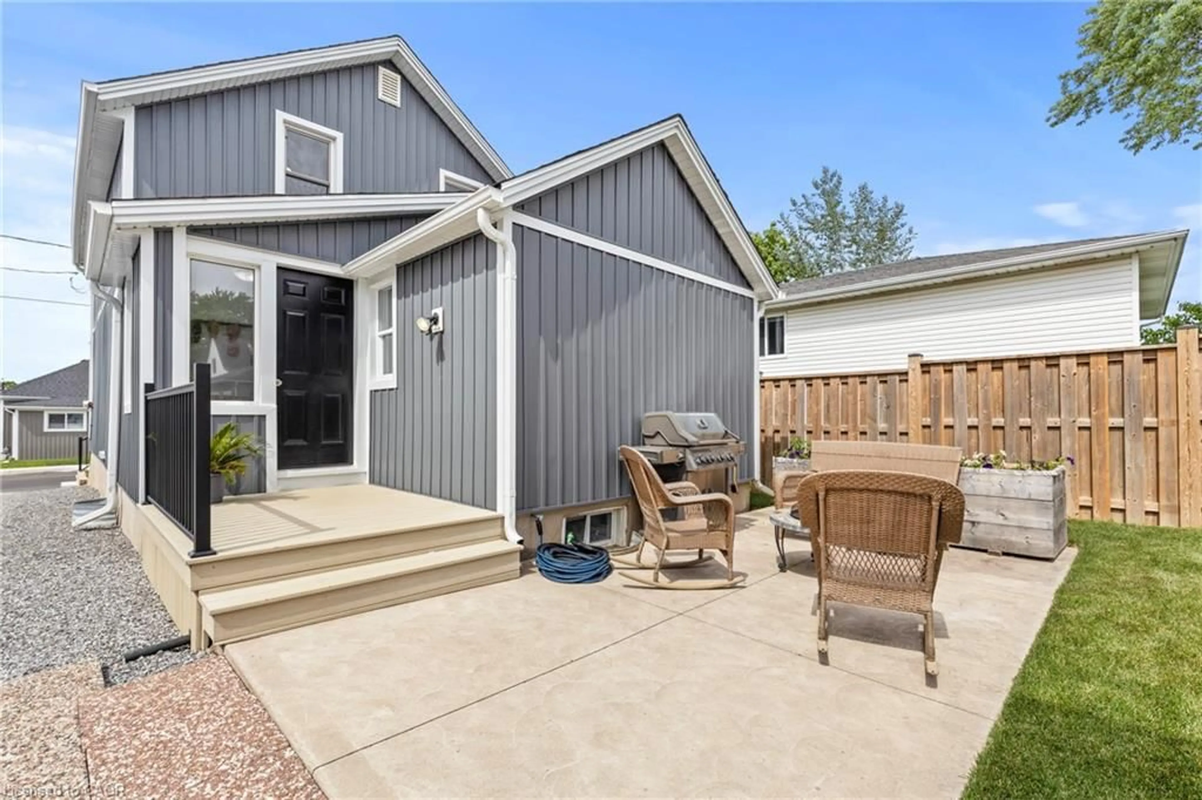 Home with vinyl exterior material, street for 47 Sullivan Ave, Thorold Ontario L2V 2Y7