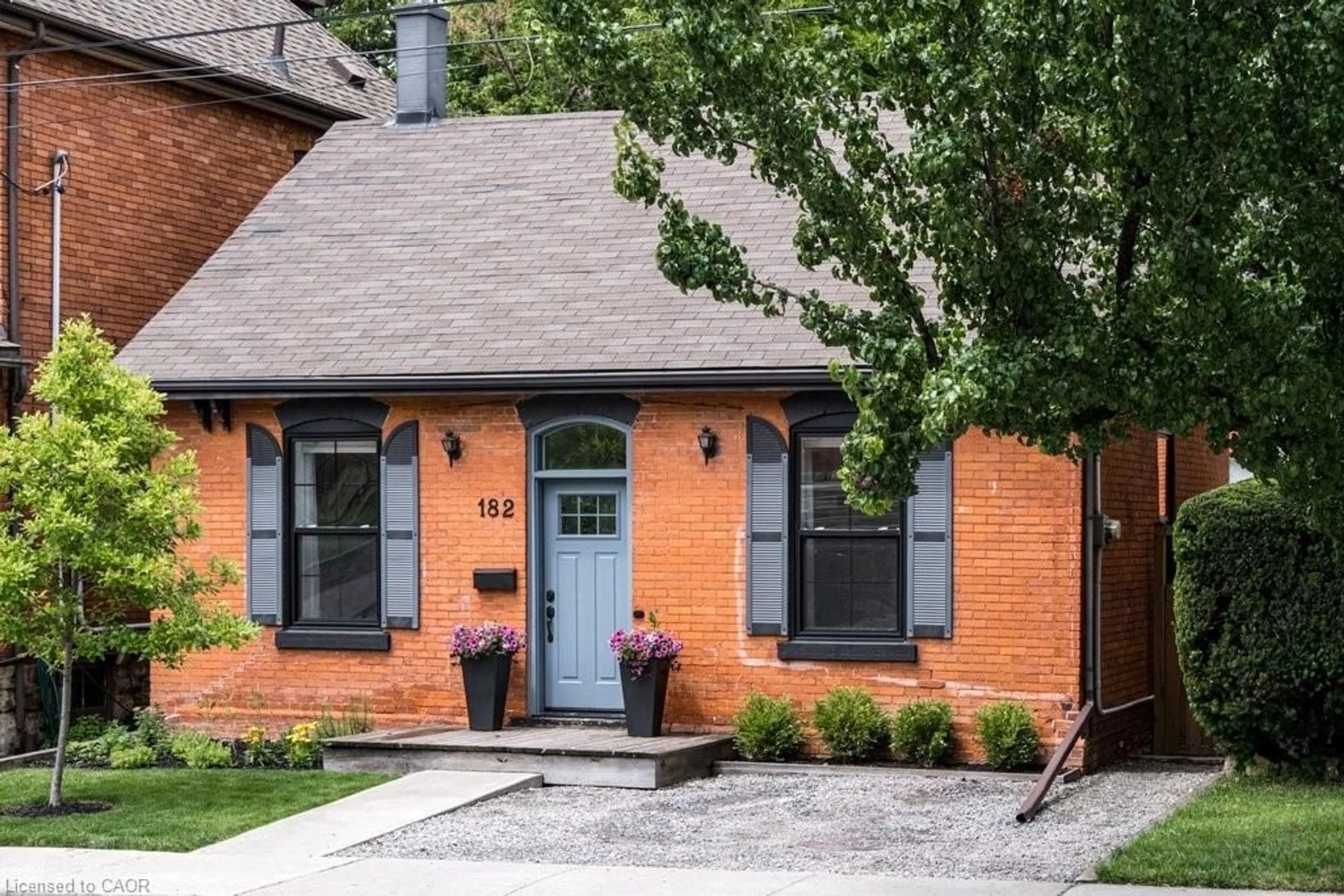 Home with brick exterior material, street for 182 Charlton Ave, Hamilton Ontario L8P 2E1