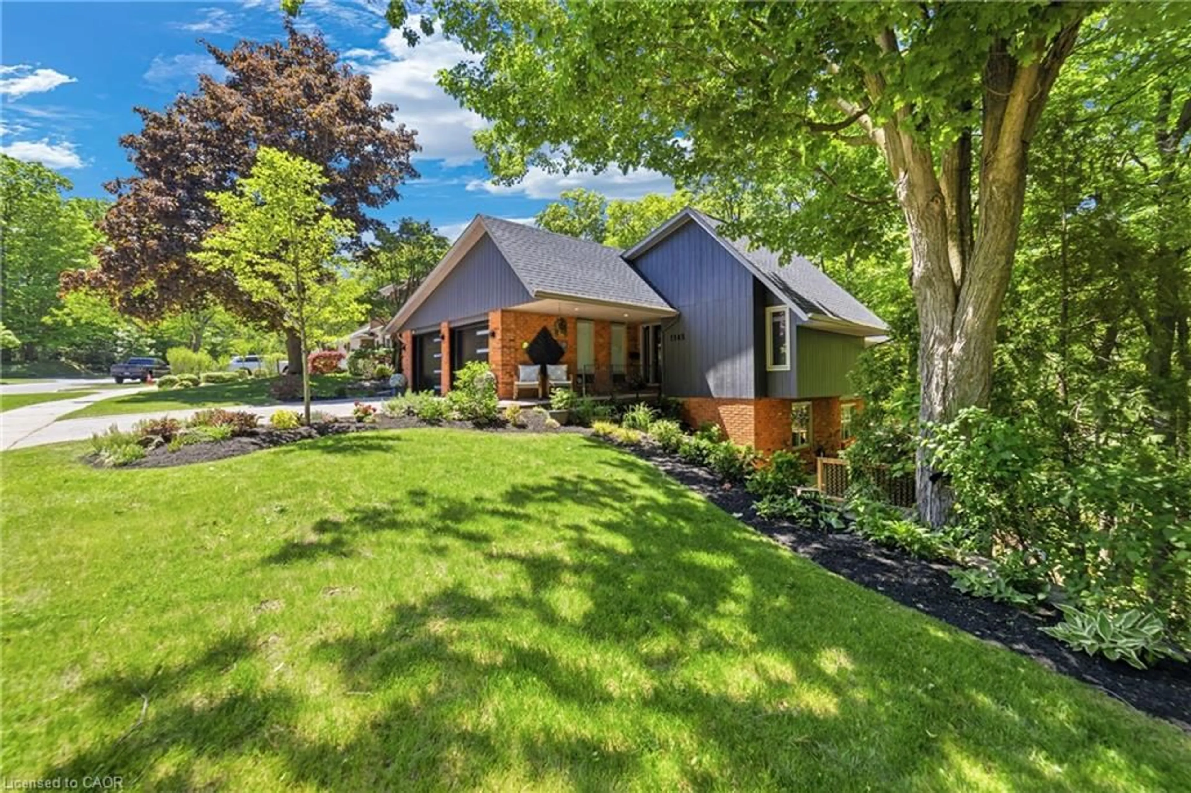 A pic from outside/outdoor area/front of a property/back of a property/a pic from drone, street for 1145 Forestvale Dr, Burlington Ontario L7P 3G6