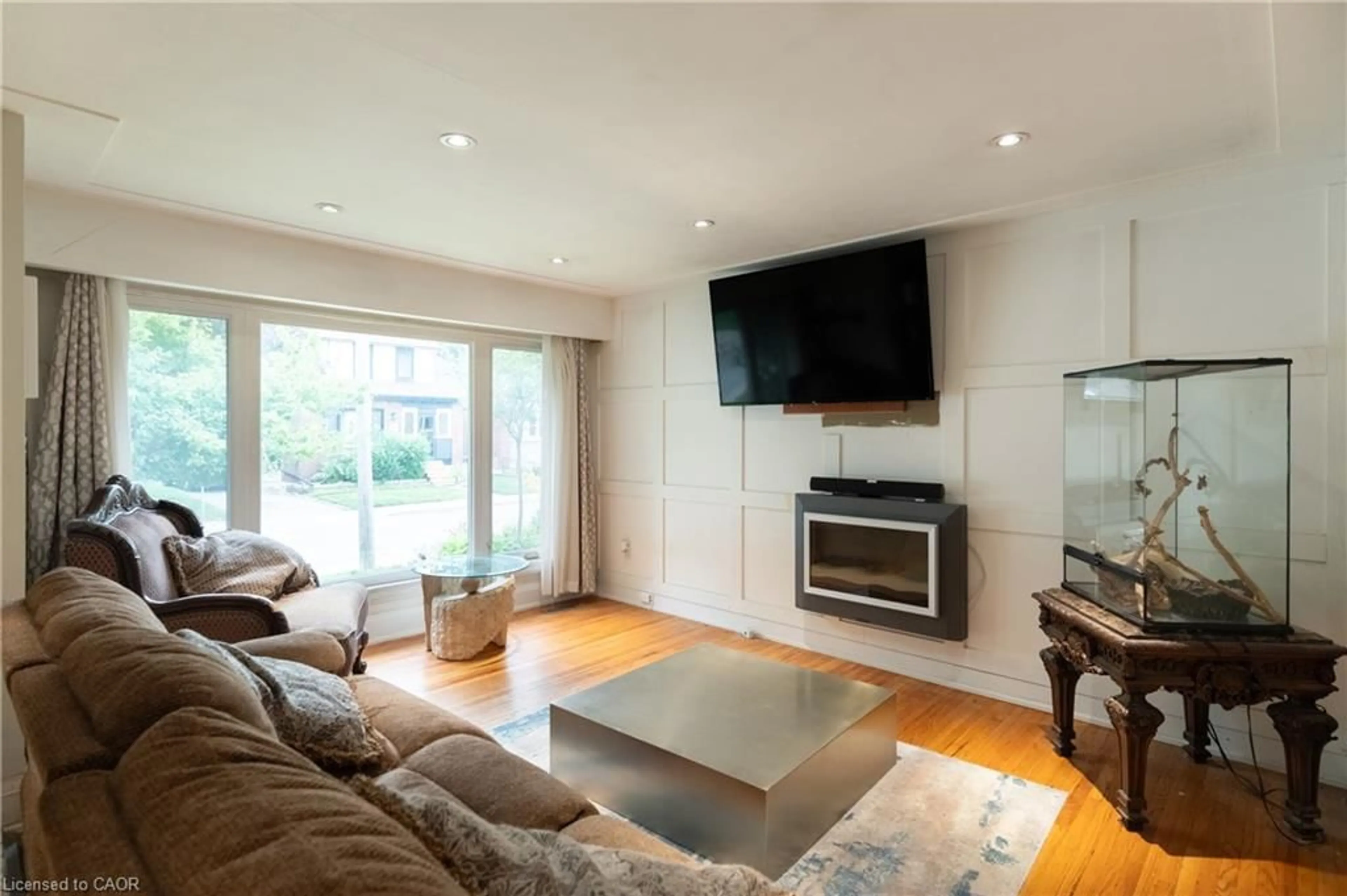 Living room with furniture, wood/laminate floor for 83 East 15th St, Hamilton Ontario L9A 4E8