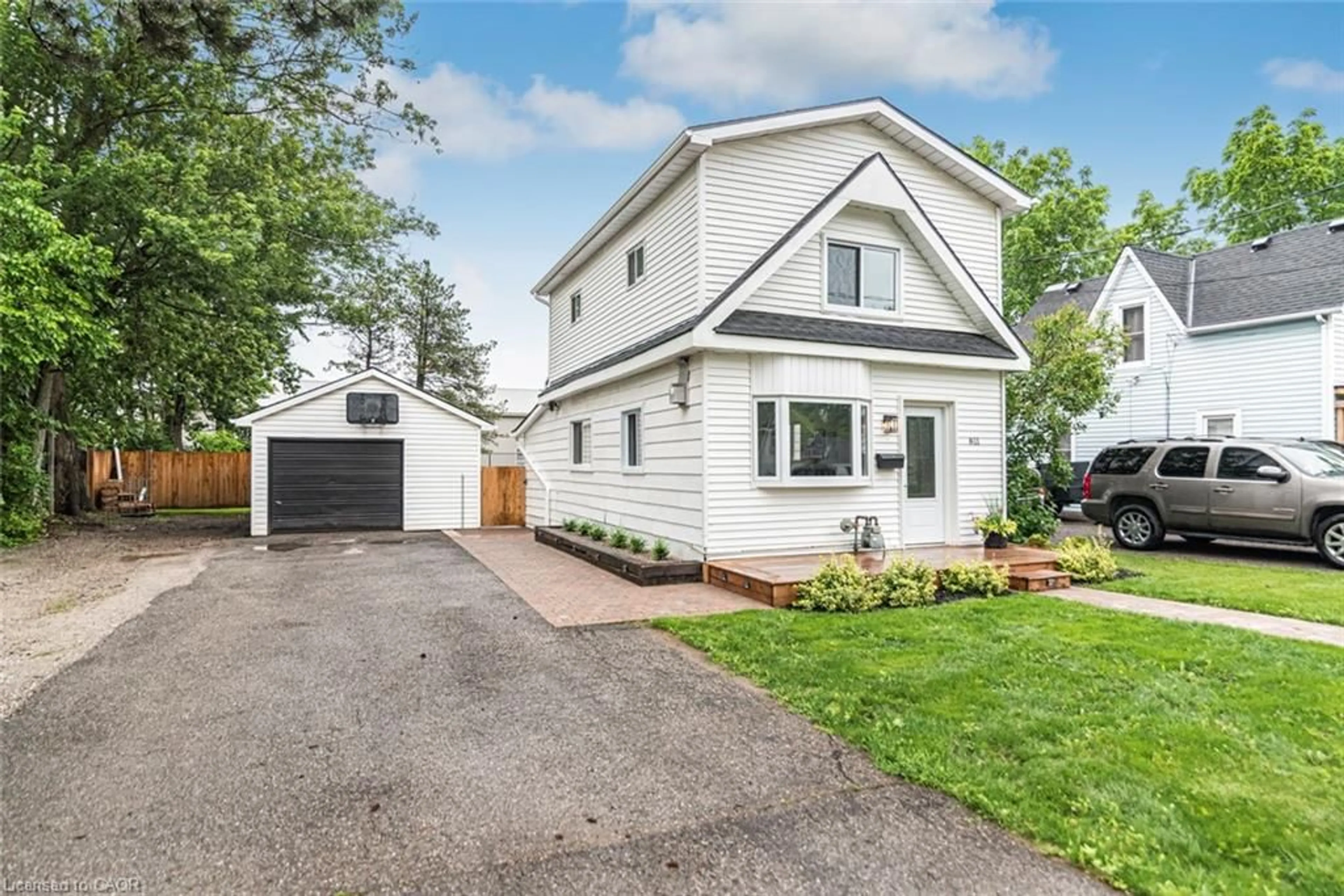 Home with vinyl exterior material, street for 811 Tamarac St, Dunnville Ontario N1A 2E5