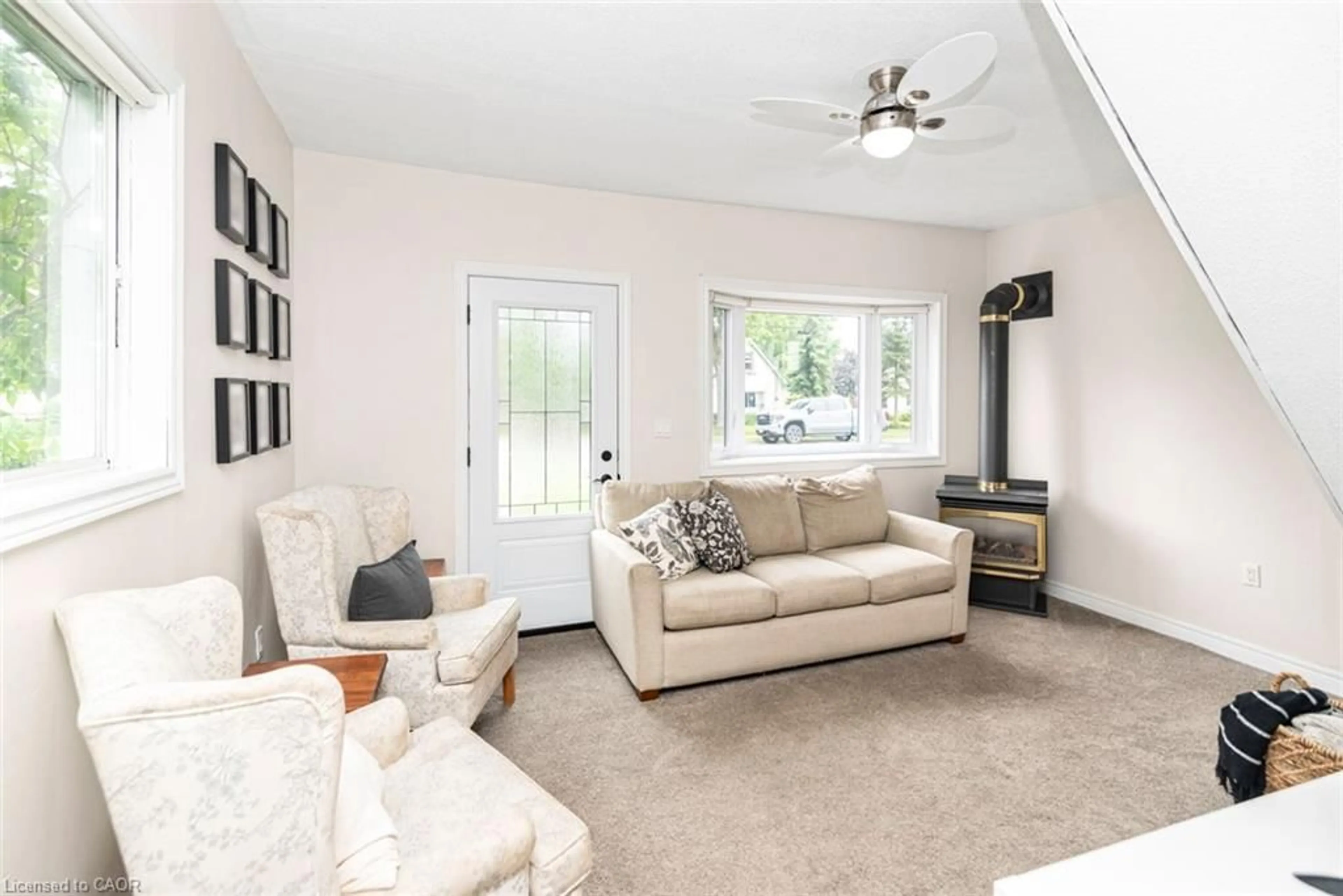 Living room with furniture, unknown for 811 Tamarac St, Dunnville Ontario N1A 2E5