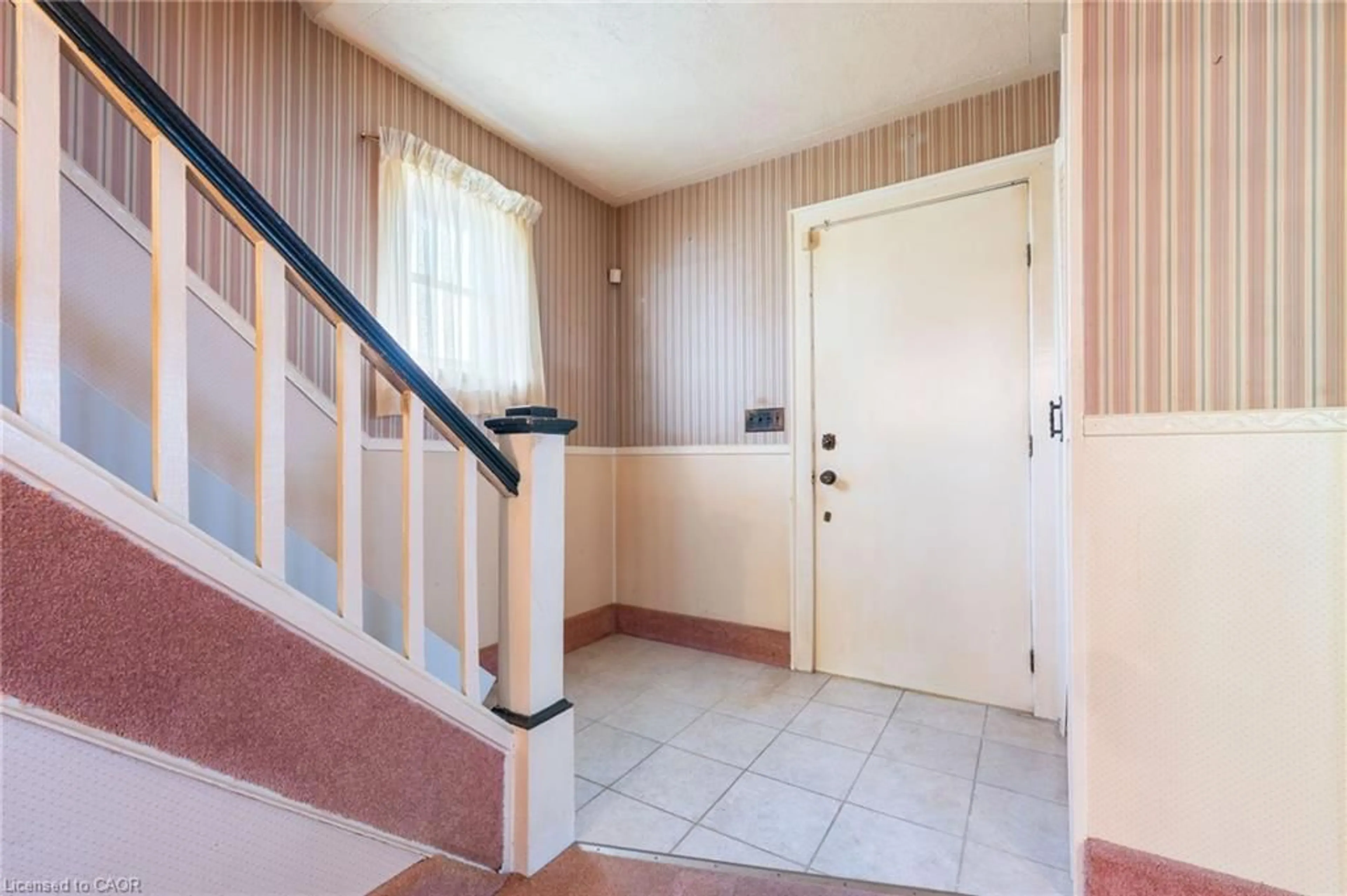 Indoor foyer for 35 Basil Ave, Simcoe Ontario N3Y 3M4
