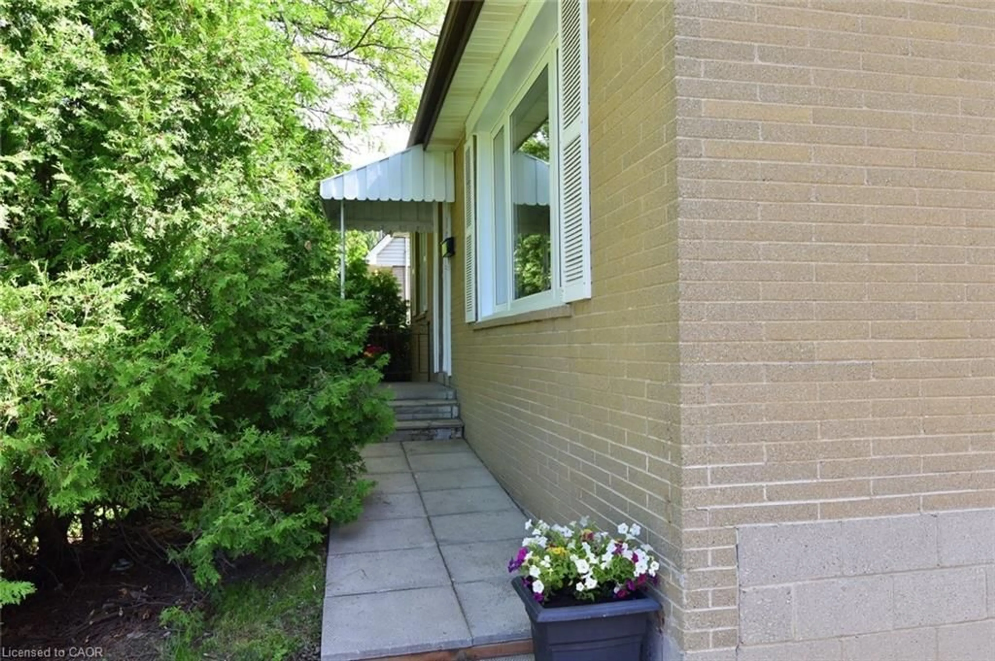 Patio, street for 107 West 32nd St, Hamilton Ontario L9C 5G8
