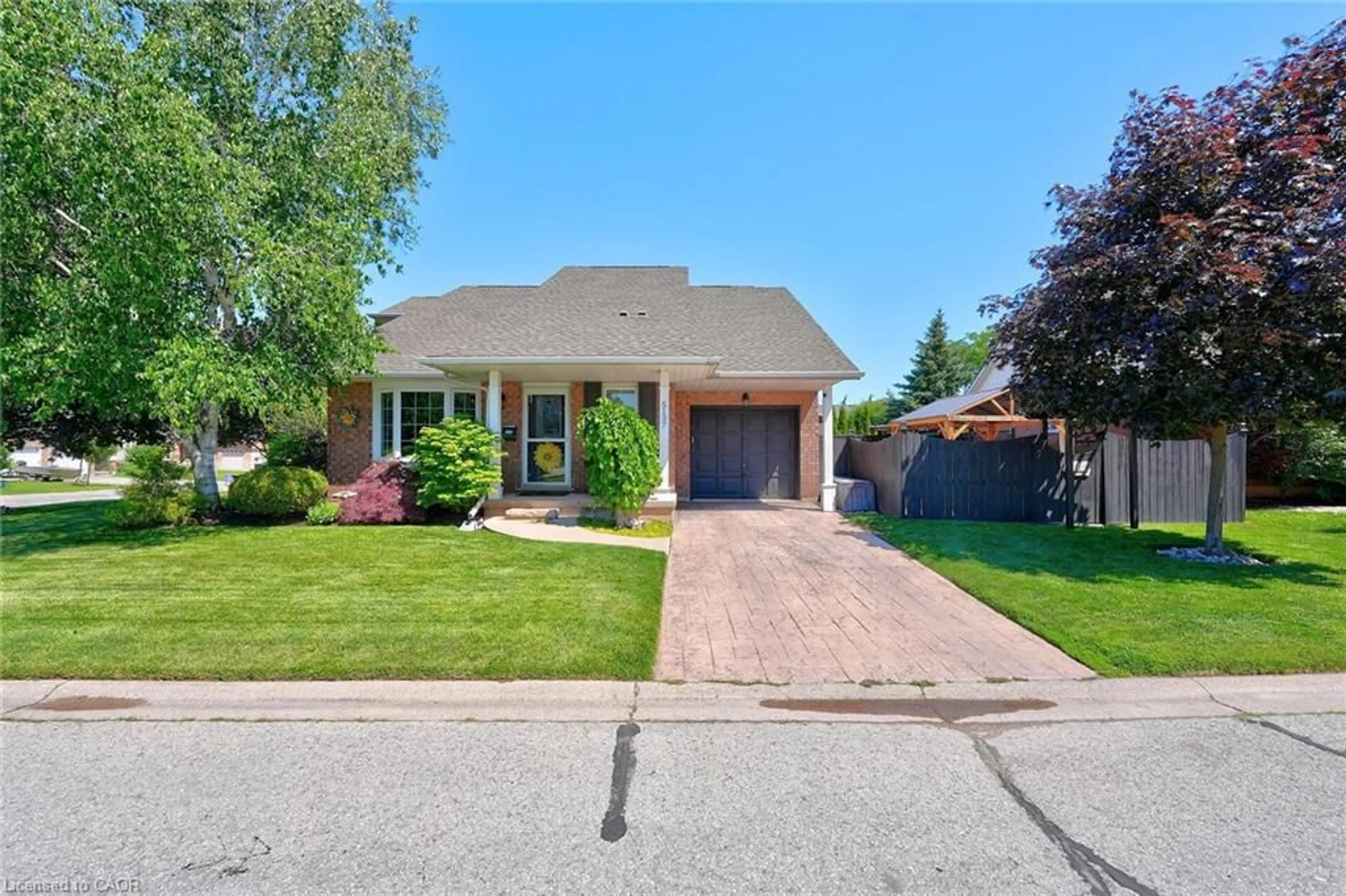 Home with brick exterior material, street for 5137 Hawthorn Dr, Lincoln Ontario L3J 0J6