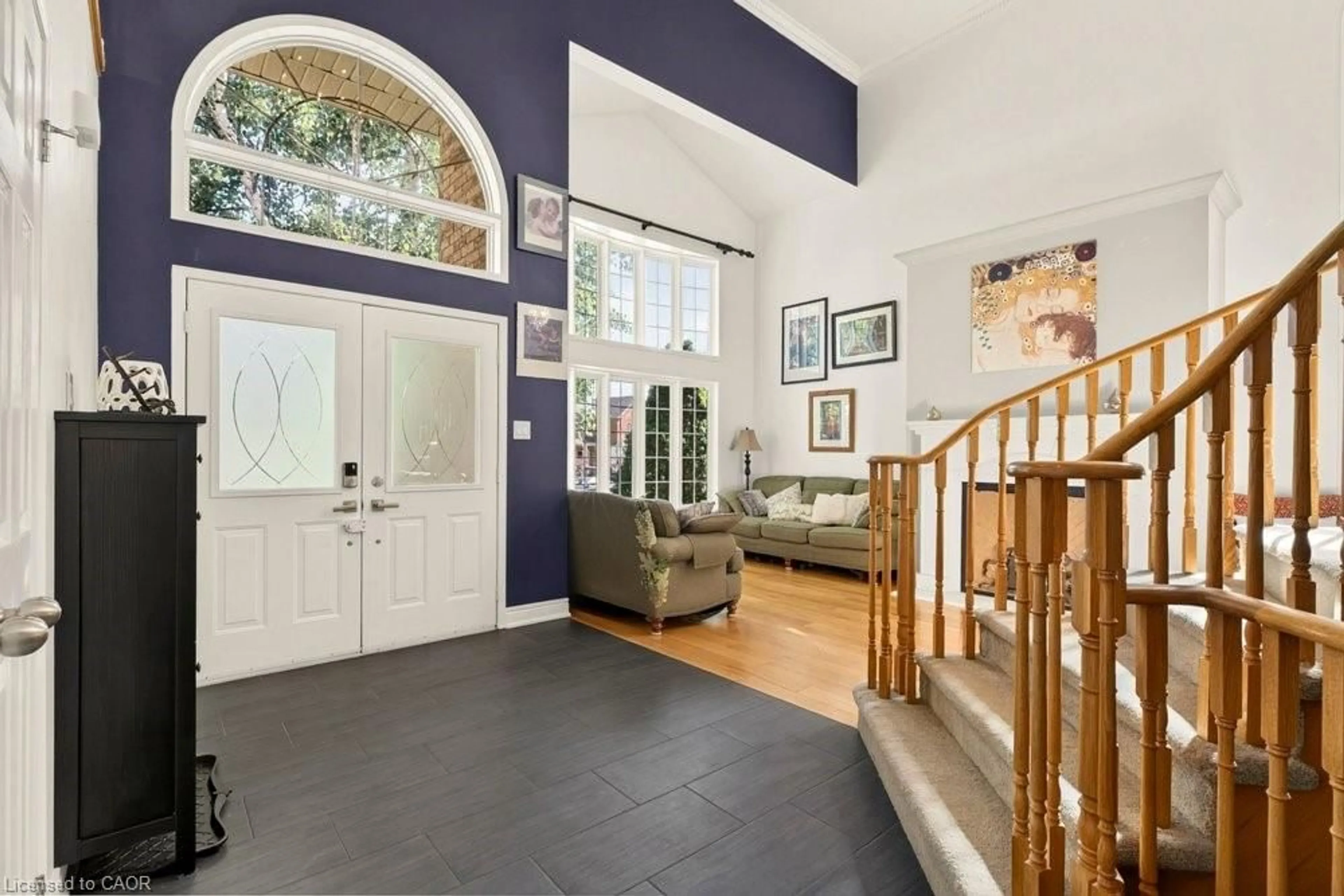 Indoor foyer for 126 Davidson Blvd, Dundas Ontario L9H 7M5