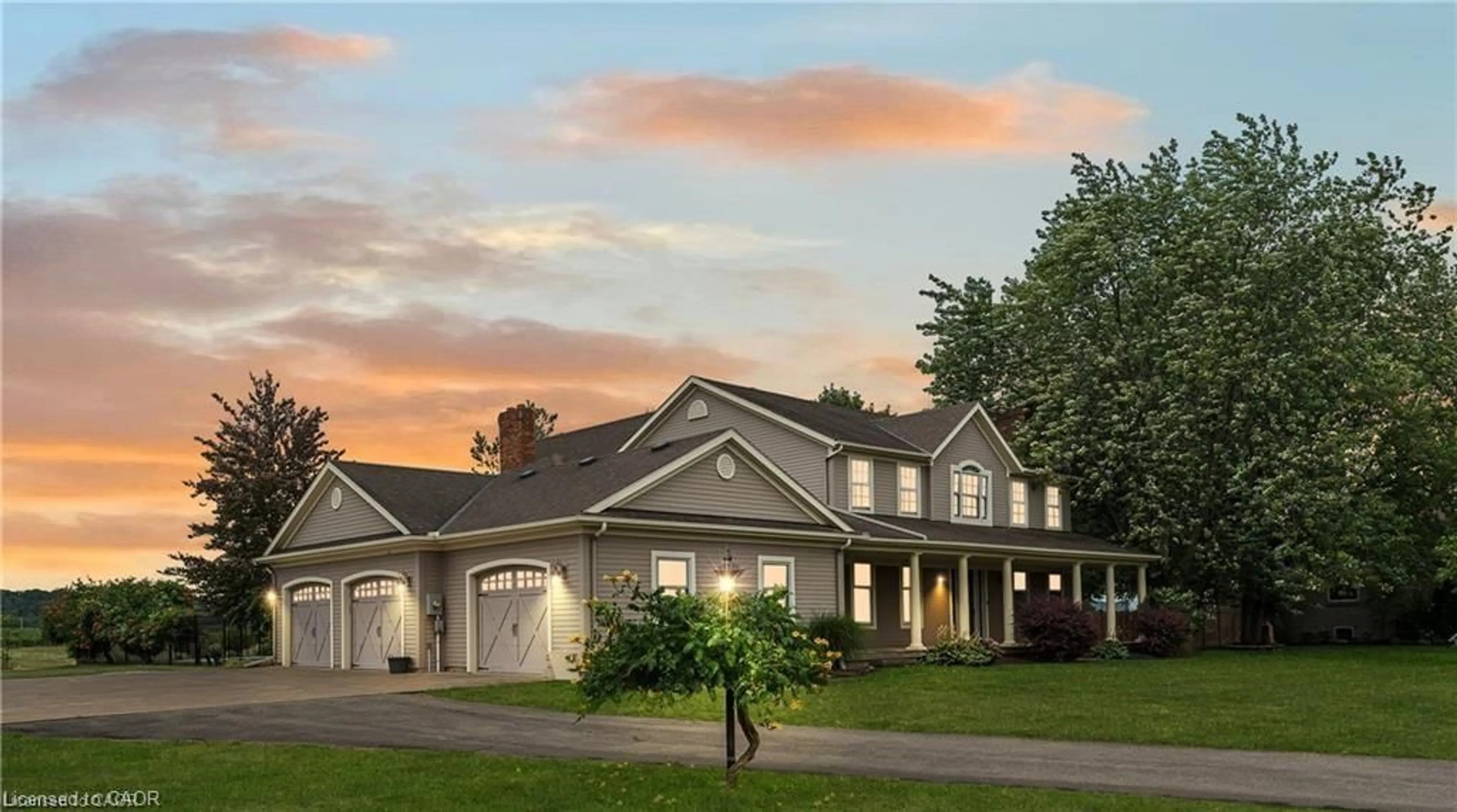 Home with vinyl exterior material, street for 915 Queenston Rd, Niagara-on-the-Lake Ontario L0S 1J0