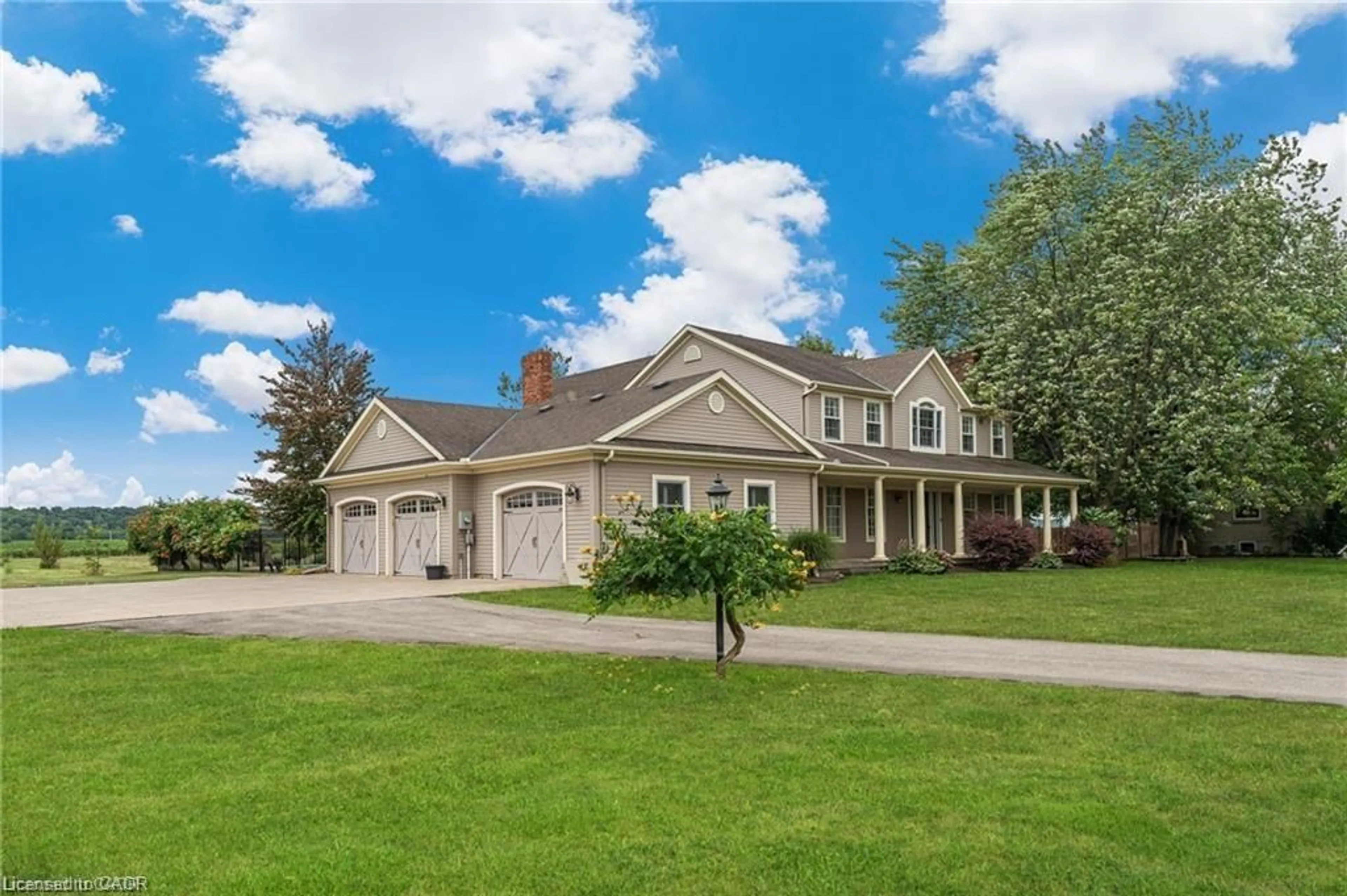 Home with vinyl exterior material, street for 915 Queenston Rd, Niagara-on-the-Lake Ontario L0S 1J0