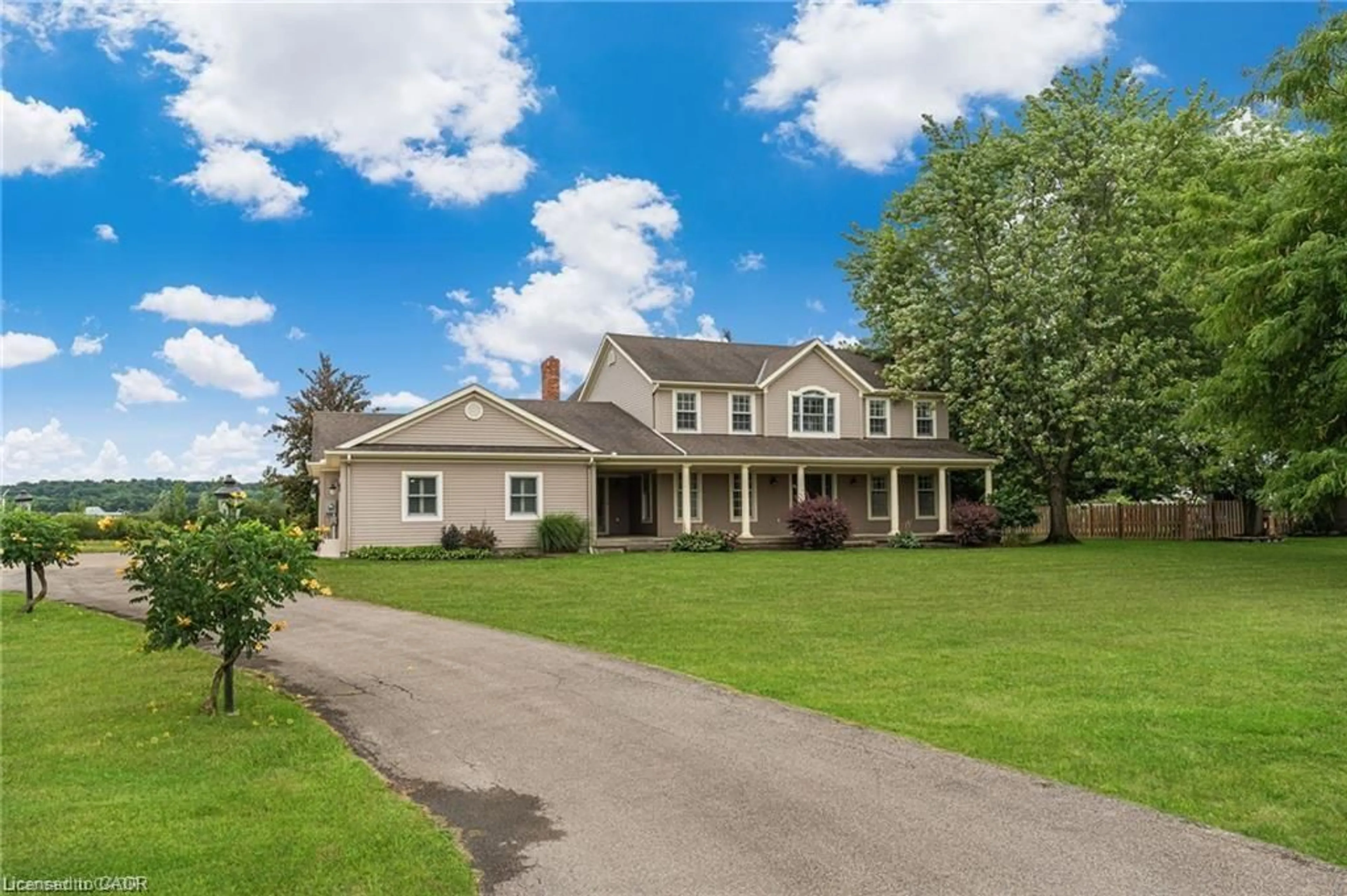 A pic from outside/outdoor area/front of a property/back of a property/a pic from drone, street for 915 Queenston Rd, Niagara-on-the-Lake Ontario L0S 1J0