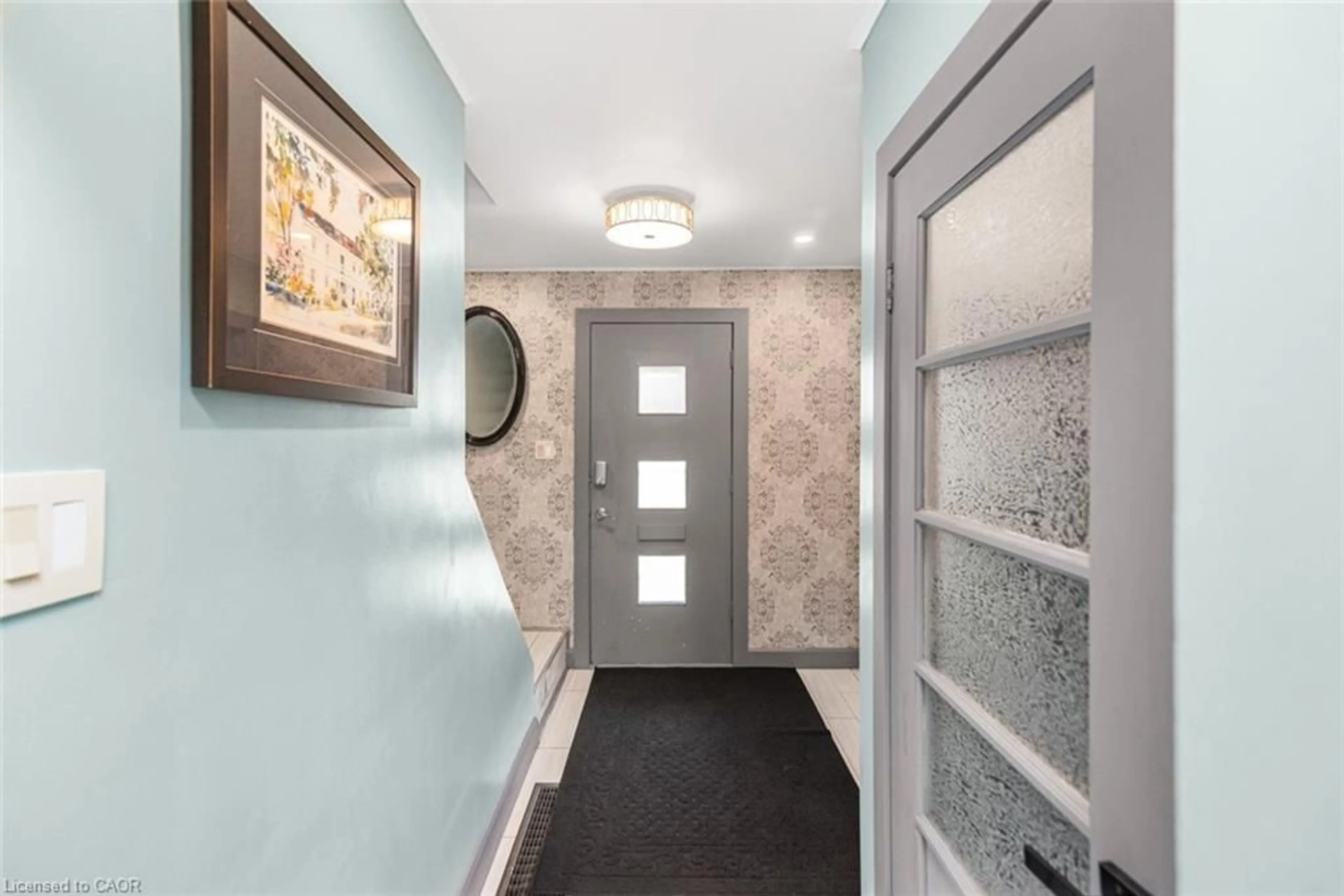 Indoor entryway for 43 Wyngate Ave, Stoney Creek Ontario L8G 1T3