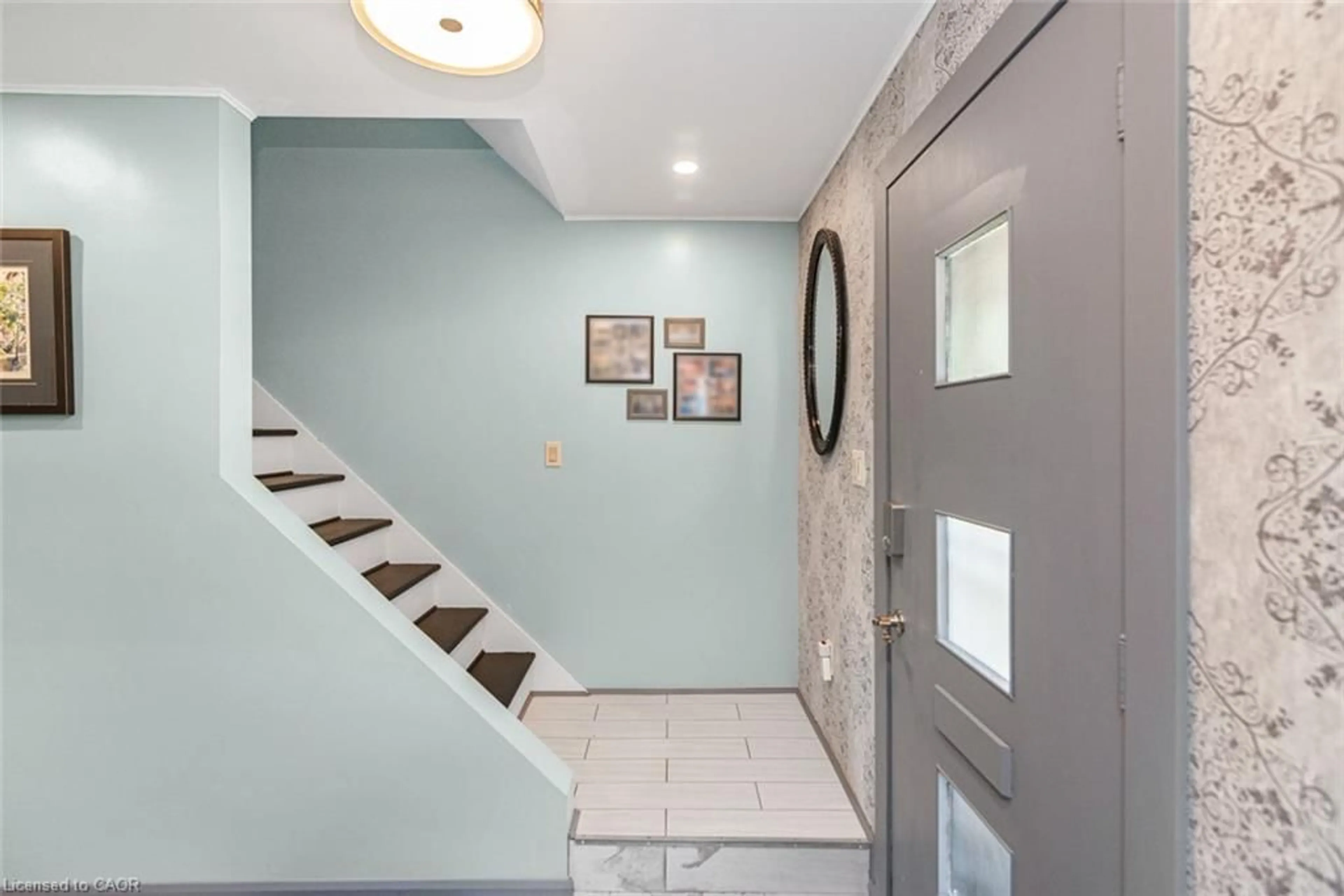 Indoor foyer for 43 Wyngate Ave, Stoney Creek Ontario L8G 1T3