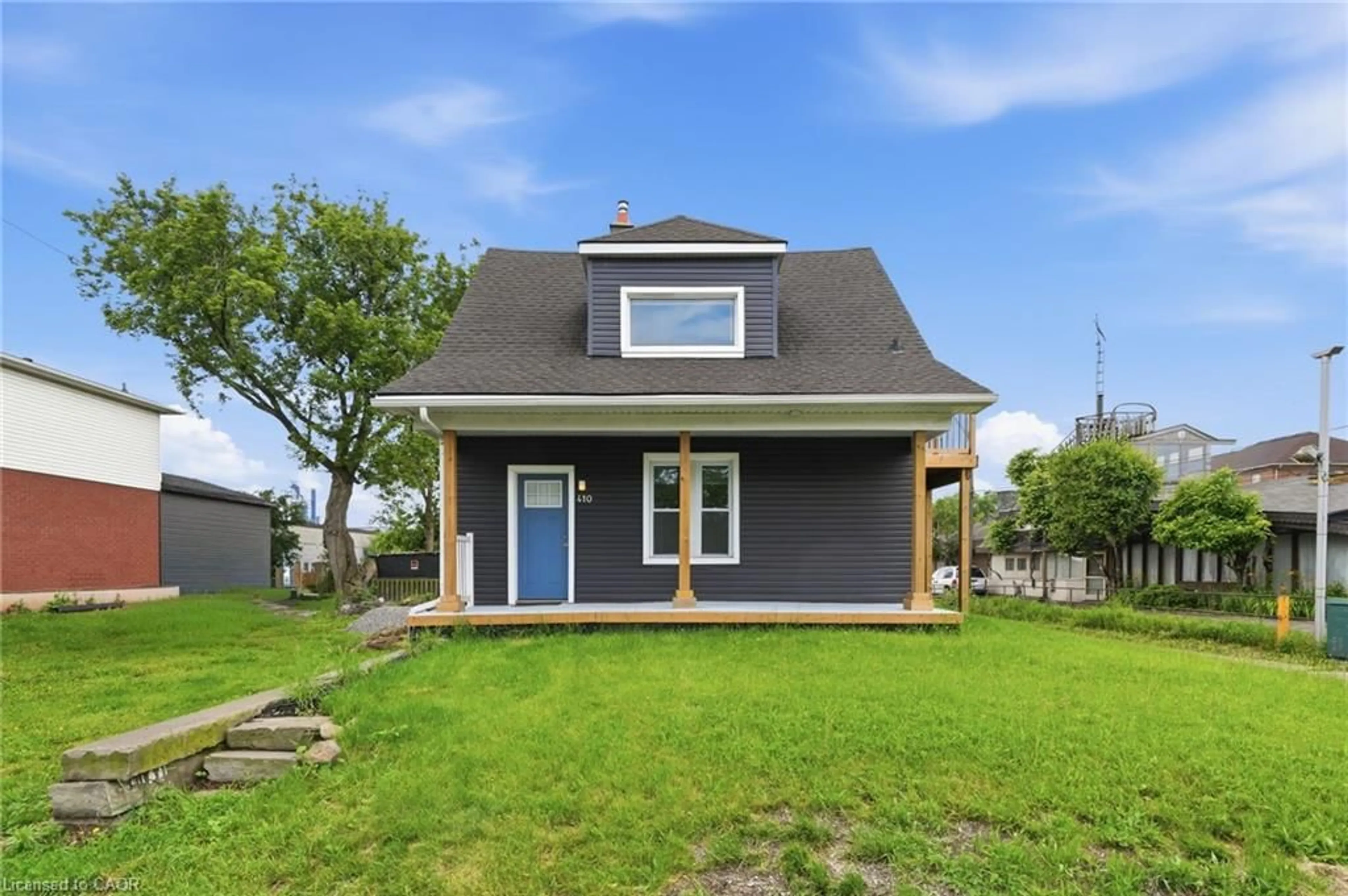Home with vinyl exterior material, street for 410 Beach Blvd, Hamilton Ontario L8H 6W7