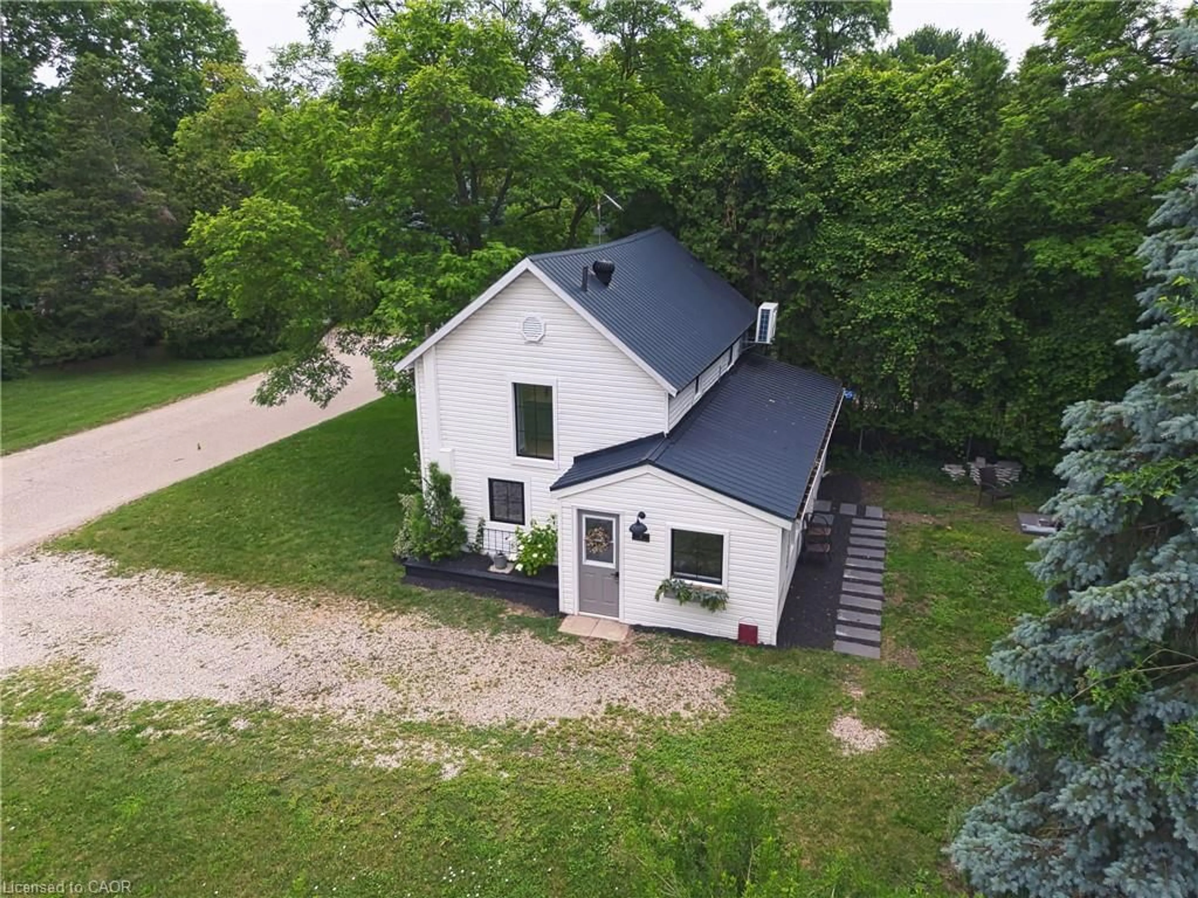 A pic from outside/outdoor area/front of a property/back of a property/a pic from drone, building for 4 Elizabeth St, Bayfield Ontario N0M 1G0