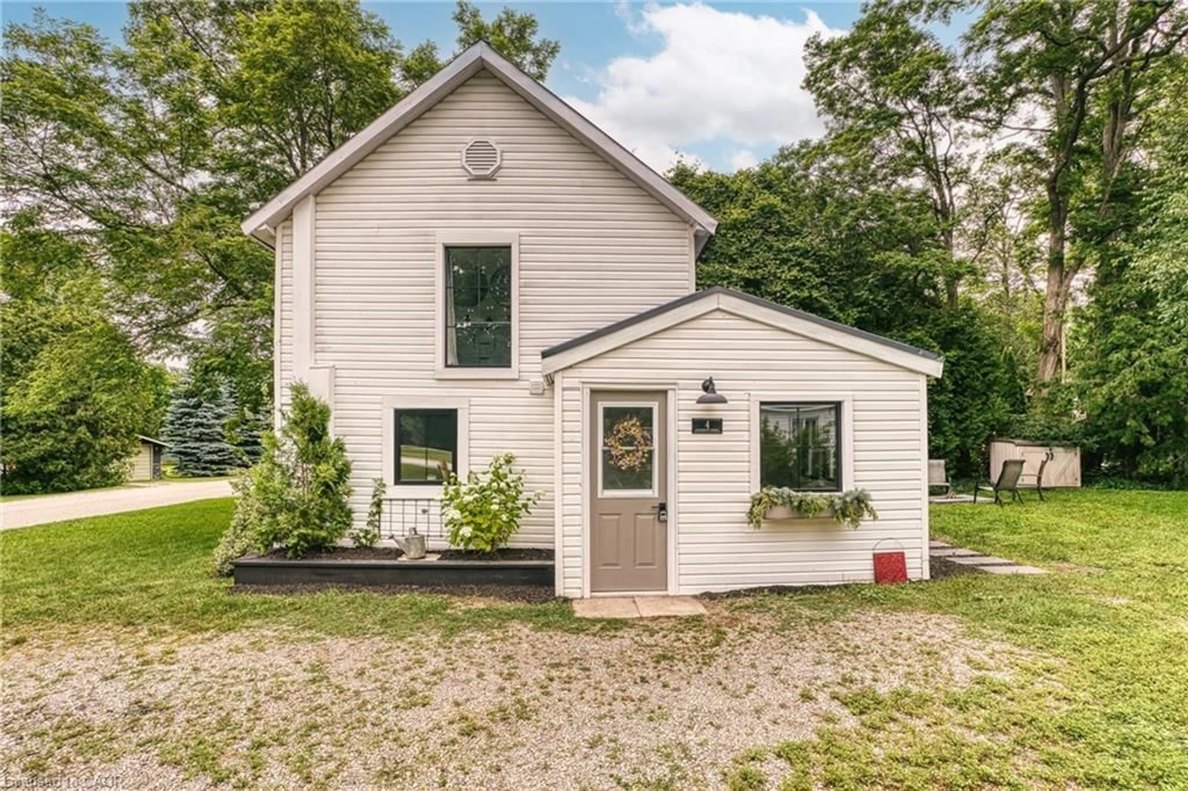 Home with vinyl exterior material, building for 4 Elizabeth St, Bayfield Ontario N0M 1G0